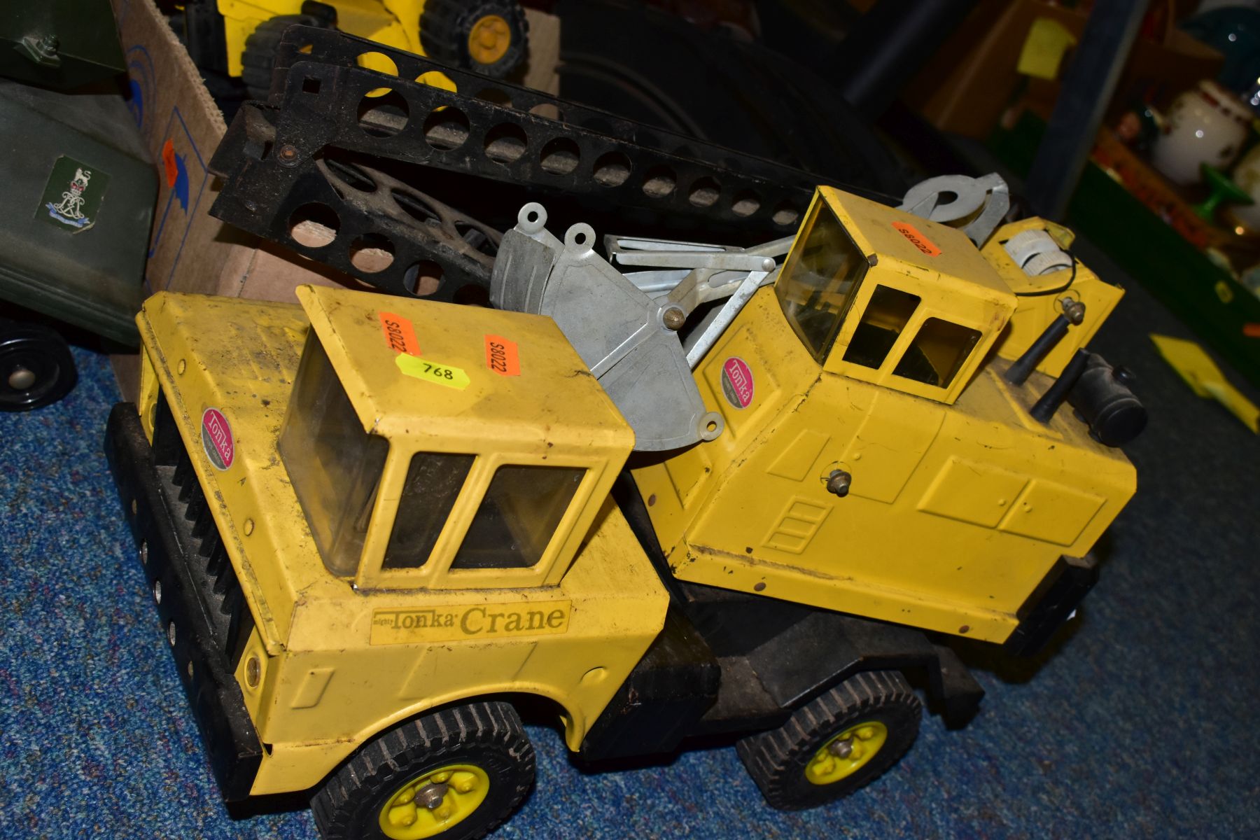 A COLLECTION OF CHILDREN'S TOYS INCLUDING A TONKA TOY CRANE, ACTION MAN TANK AND JEEP, a - Bild 2 aus 8