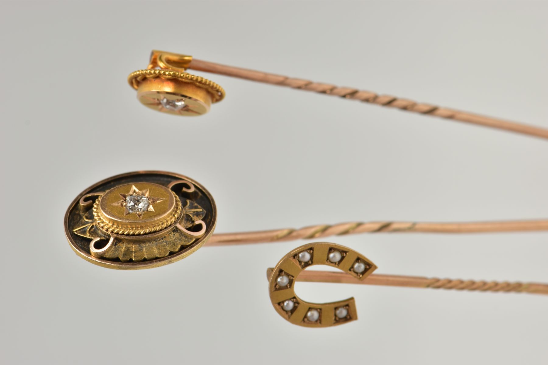 THREE STICKPINS, to include a late Victorian 9ct gold split pearl horseshoe stickpin, hallmarked 9ct - Bild 3 aus 4