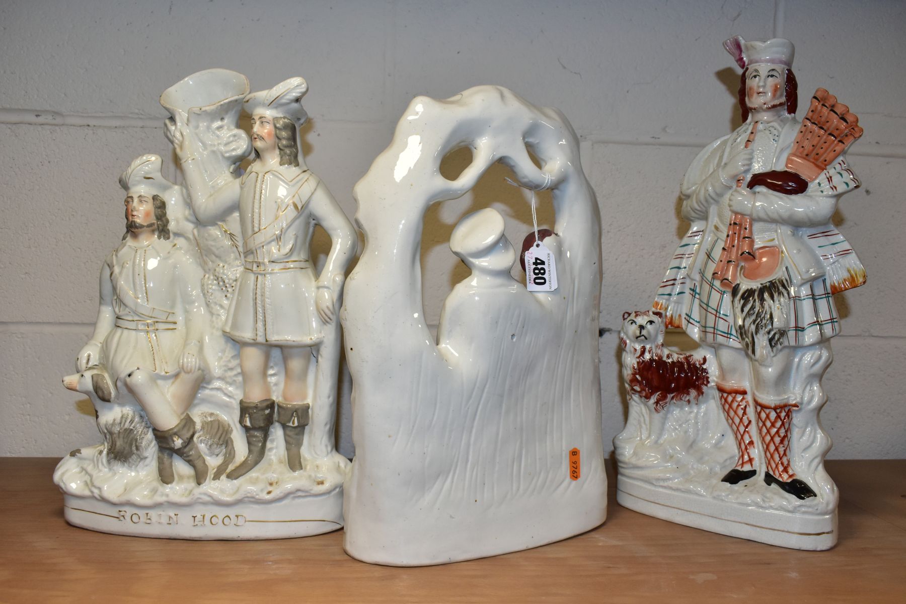 THREE VICTORIAN STAFFORDSHIRE POTTERY FLAT BACK FIGURE GROUPS, comprising a male bag pipe player - Bild 5 aus 5