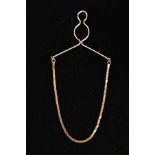 A GENTS 9CT GOLD TIE CHAIN, a yellow gold button loop fitted with a flat triangle link chain,
