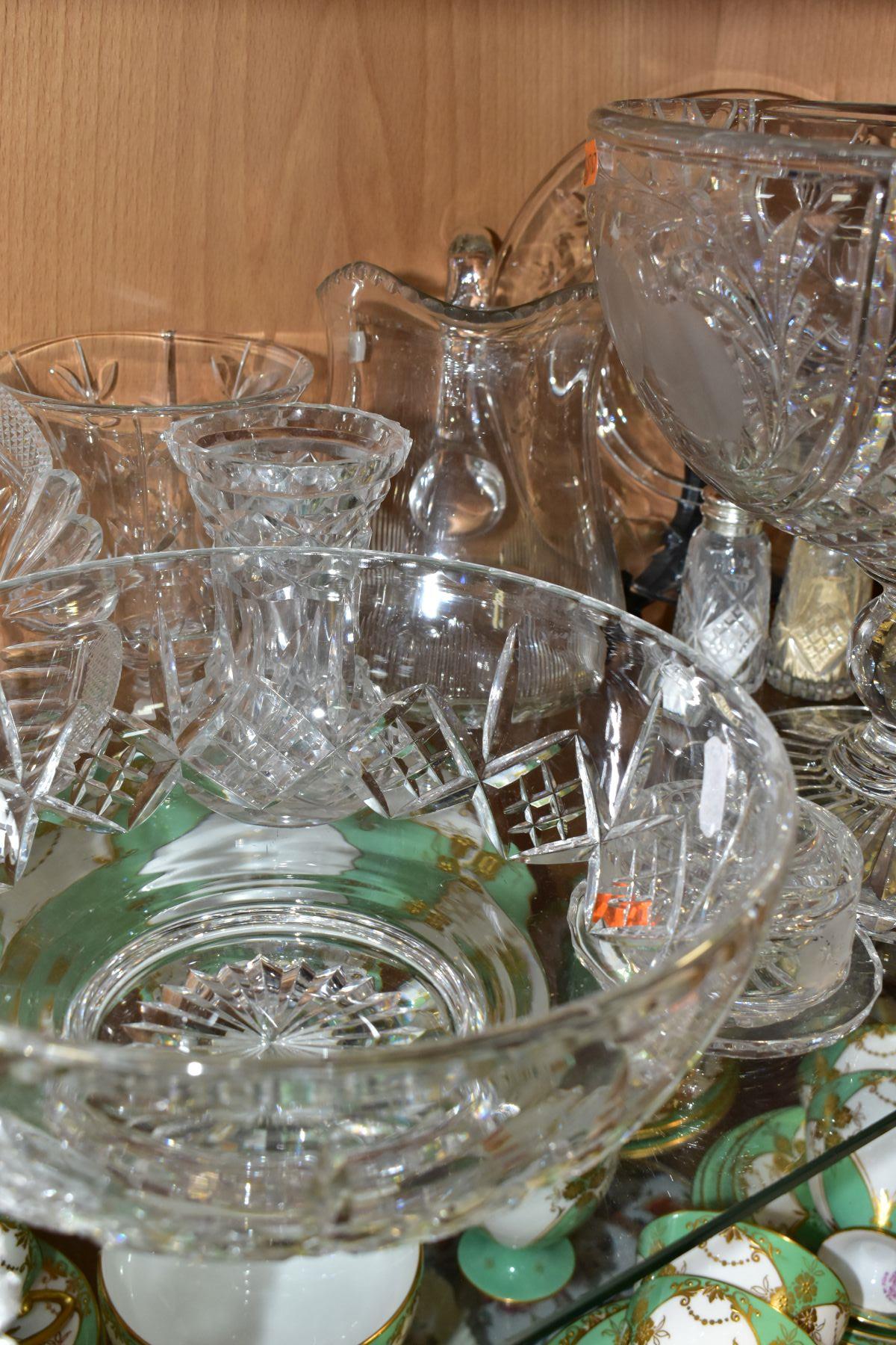 A GROUP OF CUT CRYSTAL AND OTHER GLASSWARES, twenty pieces to include a large Stuart Crystal - Bild 7 aus 11