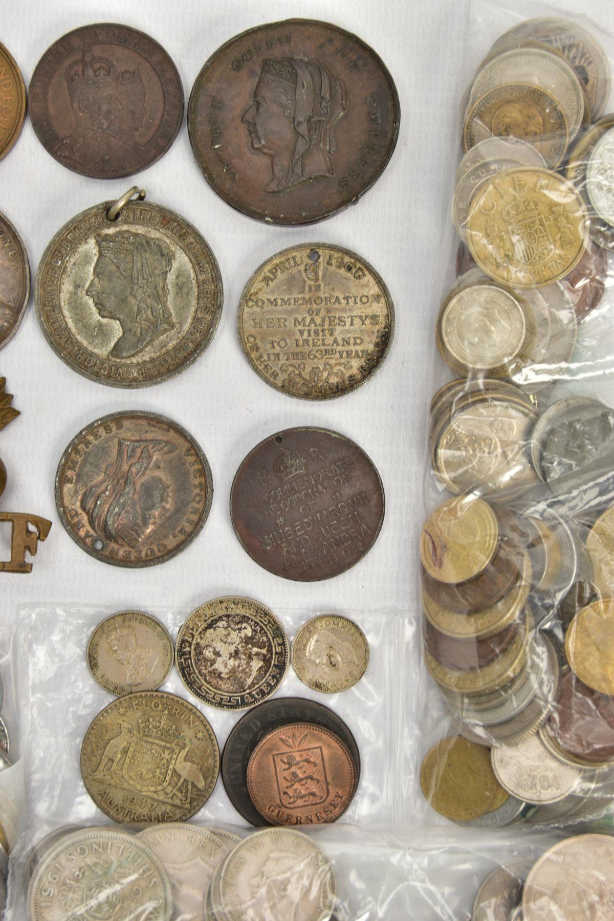 A CARDBOARD TRAY OF UK AND WORLD COINS, to include medallions representing royalty and government - Bild 2 aus 4