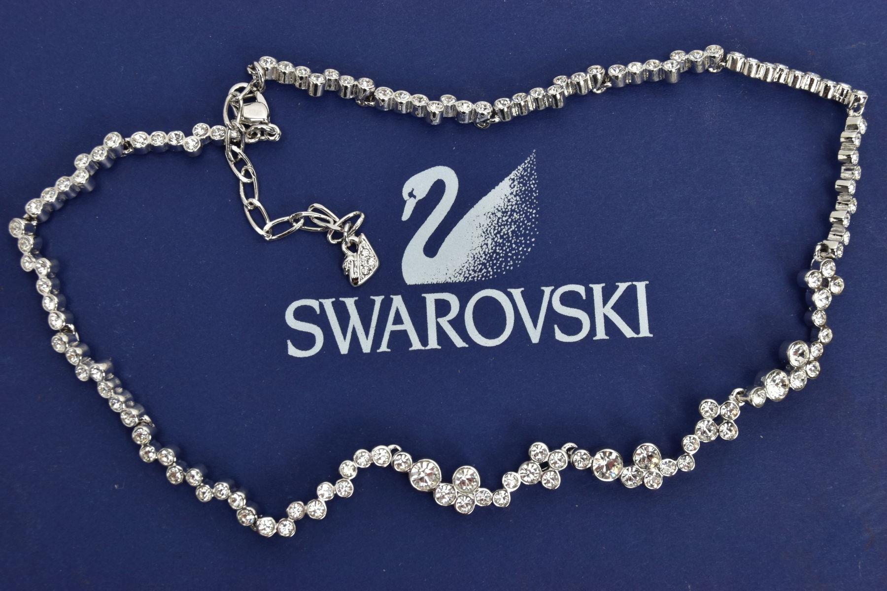 A BOXED SWAROWSKI CRYSTAL NECKLACE, wavy detailed necklace with bezel set colourless crystals, - Bild 4 aus 5