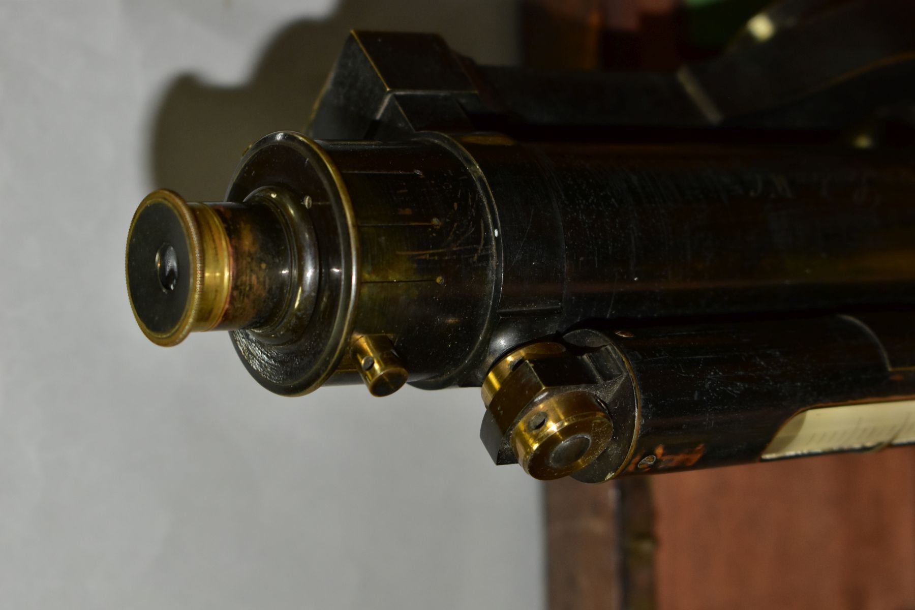 A STANLEY SURVEYORS DUMPY LEVEL IN A FITTED MAHOGANY BOX, the level comes with the tripod mounting - Bild 5 aus 6