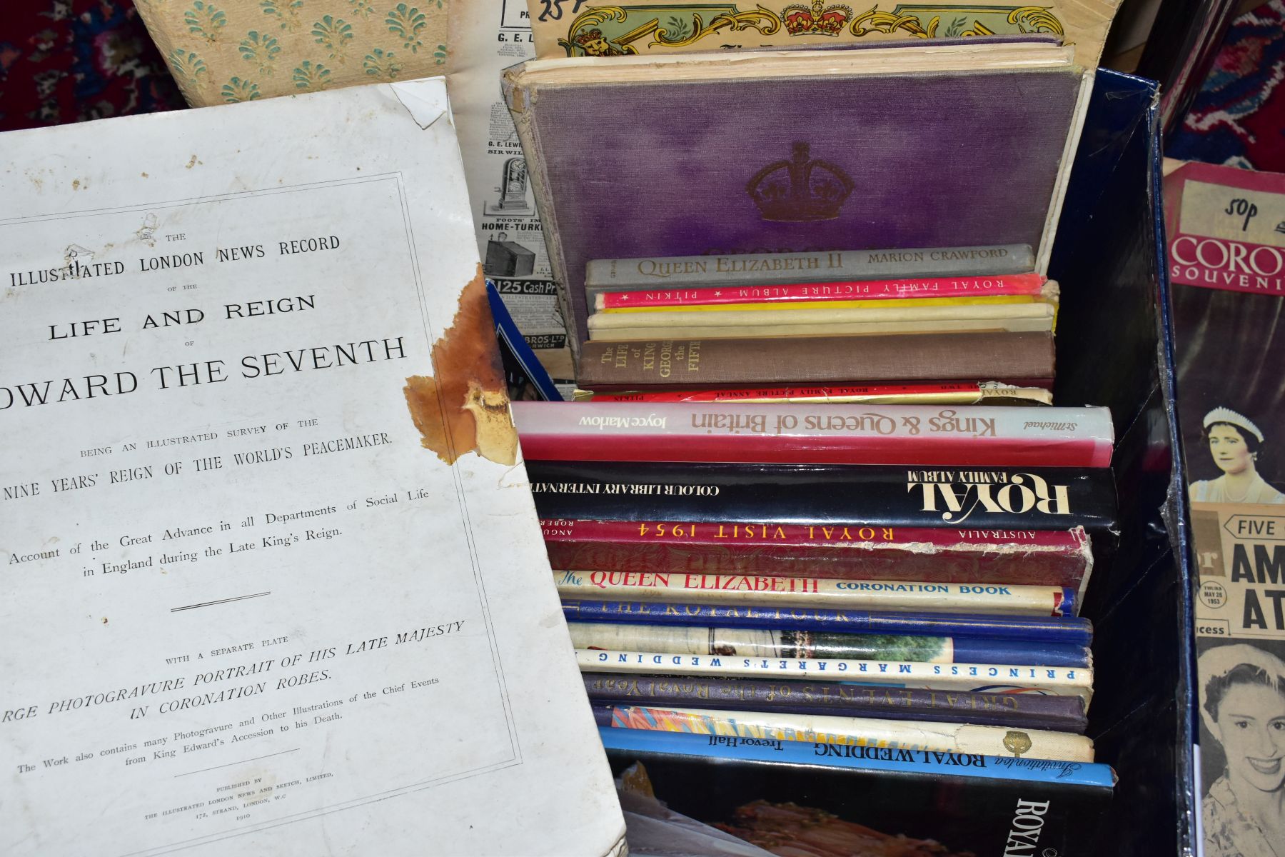 ROYAL EPHEMERA, a collection of books, early 20th century news publications and a scrapbook relating - Bild 2 aus 3