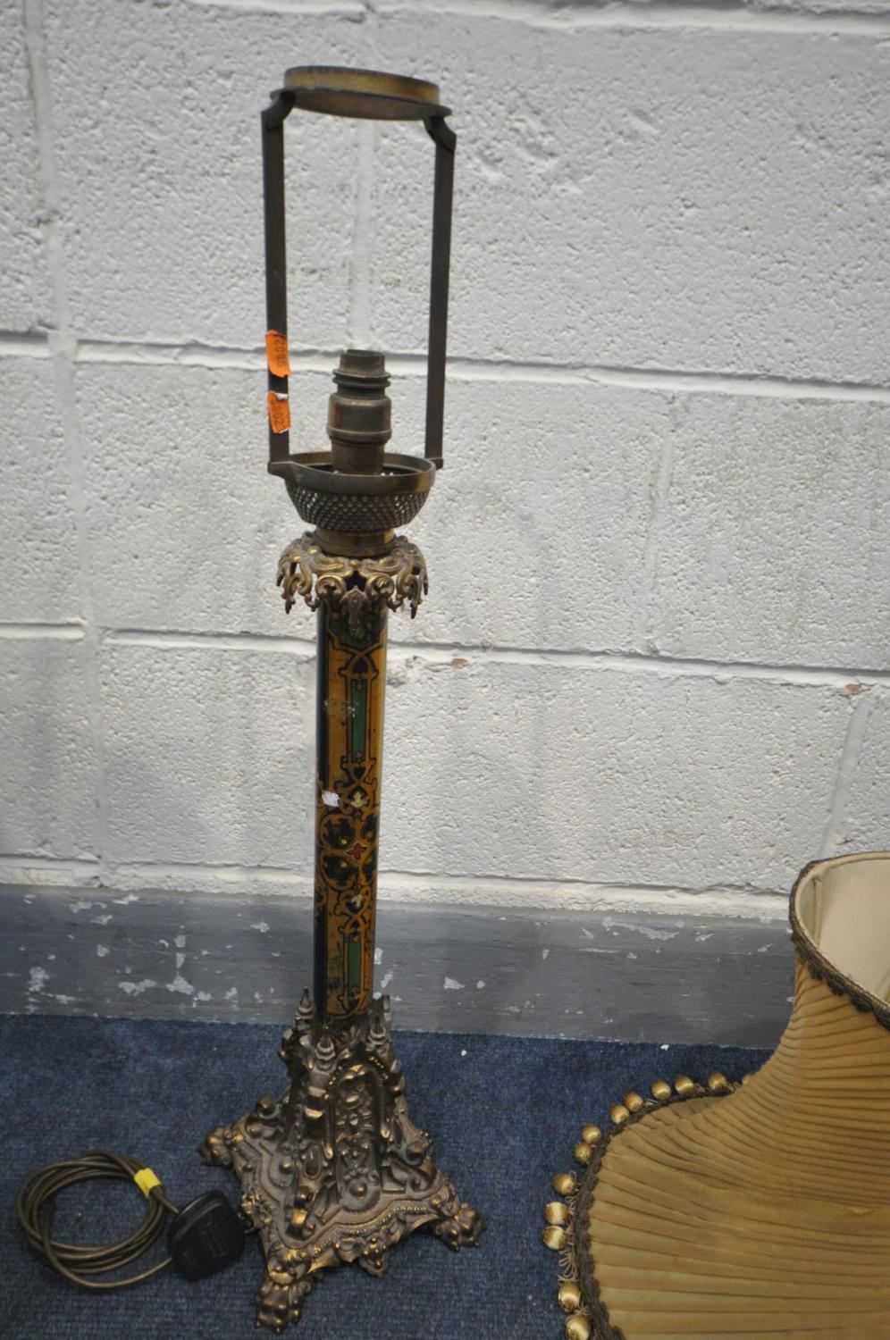 A 19TH CENTURY OIL LAMP, converted to a table lamp, lacks original upper fittings, the base with - Bild 3 aus 8