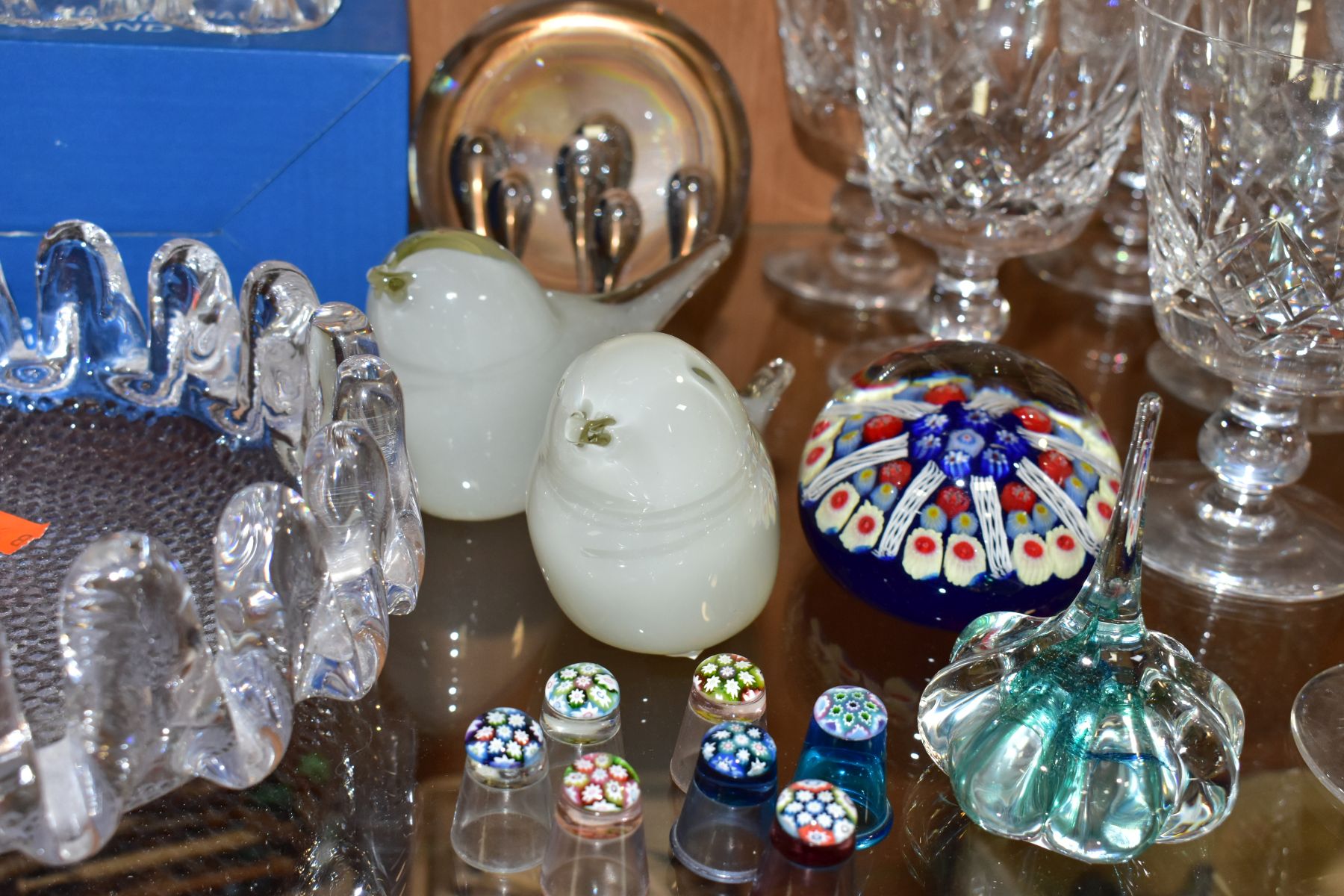 A GROUP OF CUT CRYSTAL DRINKING GLASSES AND OTHER GLASSWARES, to include five sets of stemware and - Bild 6 aus 11
