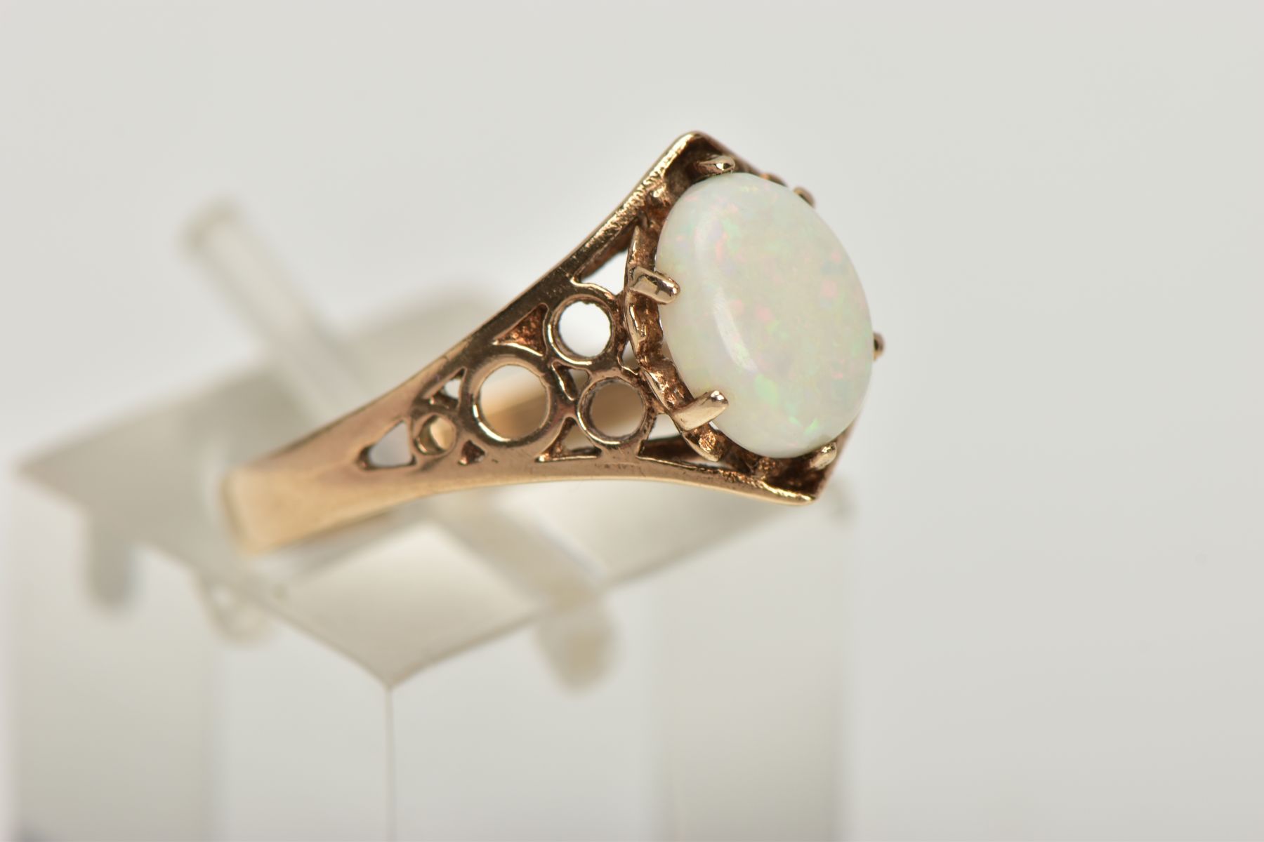 A 9CT GOLD OPAL RING, designed with an oval opal cabochon in a six claw setting, openwork detailed - Bild 4 aus 4