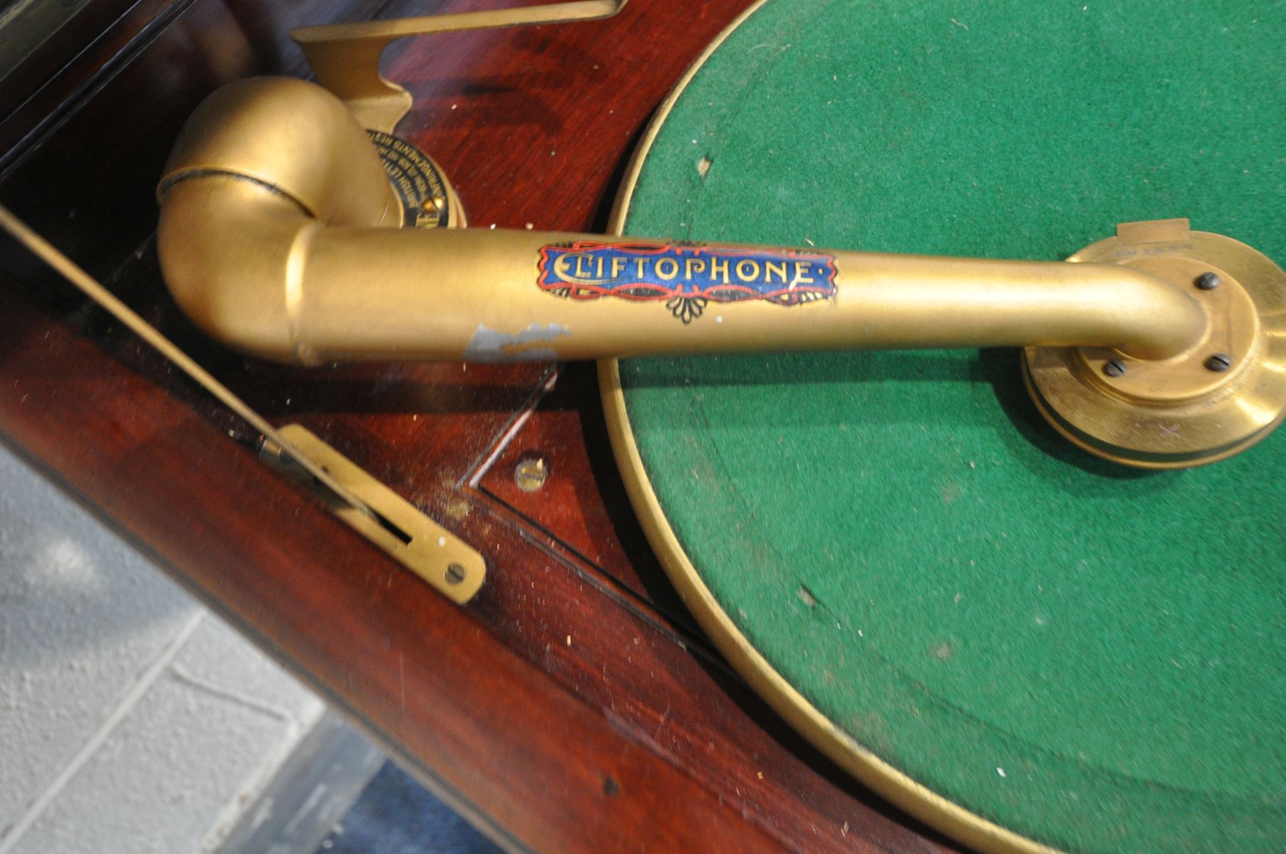 A CLIFTOPHONE OAK CASED GRAMOPHONE, with a hinged lid, enclosing a turning surface with green baize, - Bild 5 aus 7