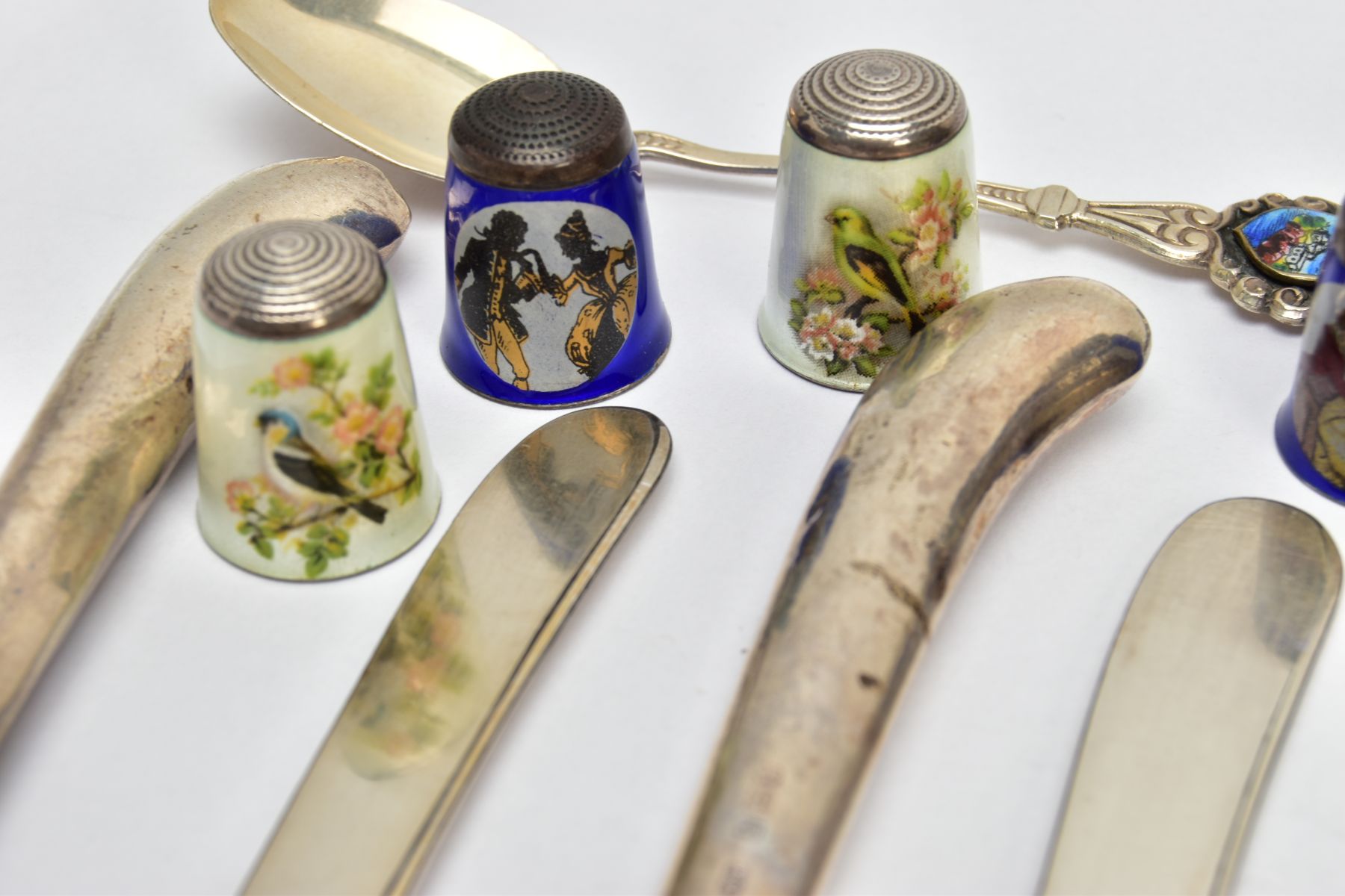 A BOX OF ASSORTED SILVER AND WHITE METAL ITEMS, to include eleven silver handled butter knives, - Bild 2 aus 8