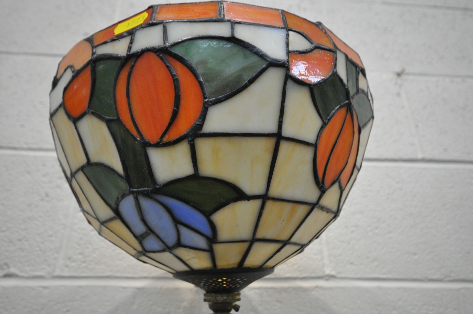 A METAL STANDARD LAMP, with a tiffany style floral lamp shade, a blown glass section, the base - Bild 6 aus 6
