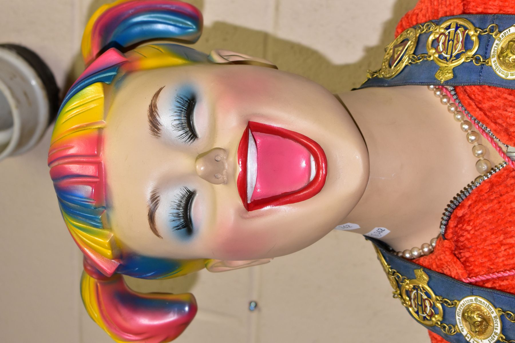 A THREE QUARTER LENGTH FEMALE SHOP MANNEQUIN ON METAL STAND, the face having a quirky expression and - Bild 4 aus 8