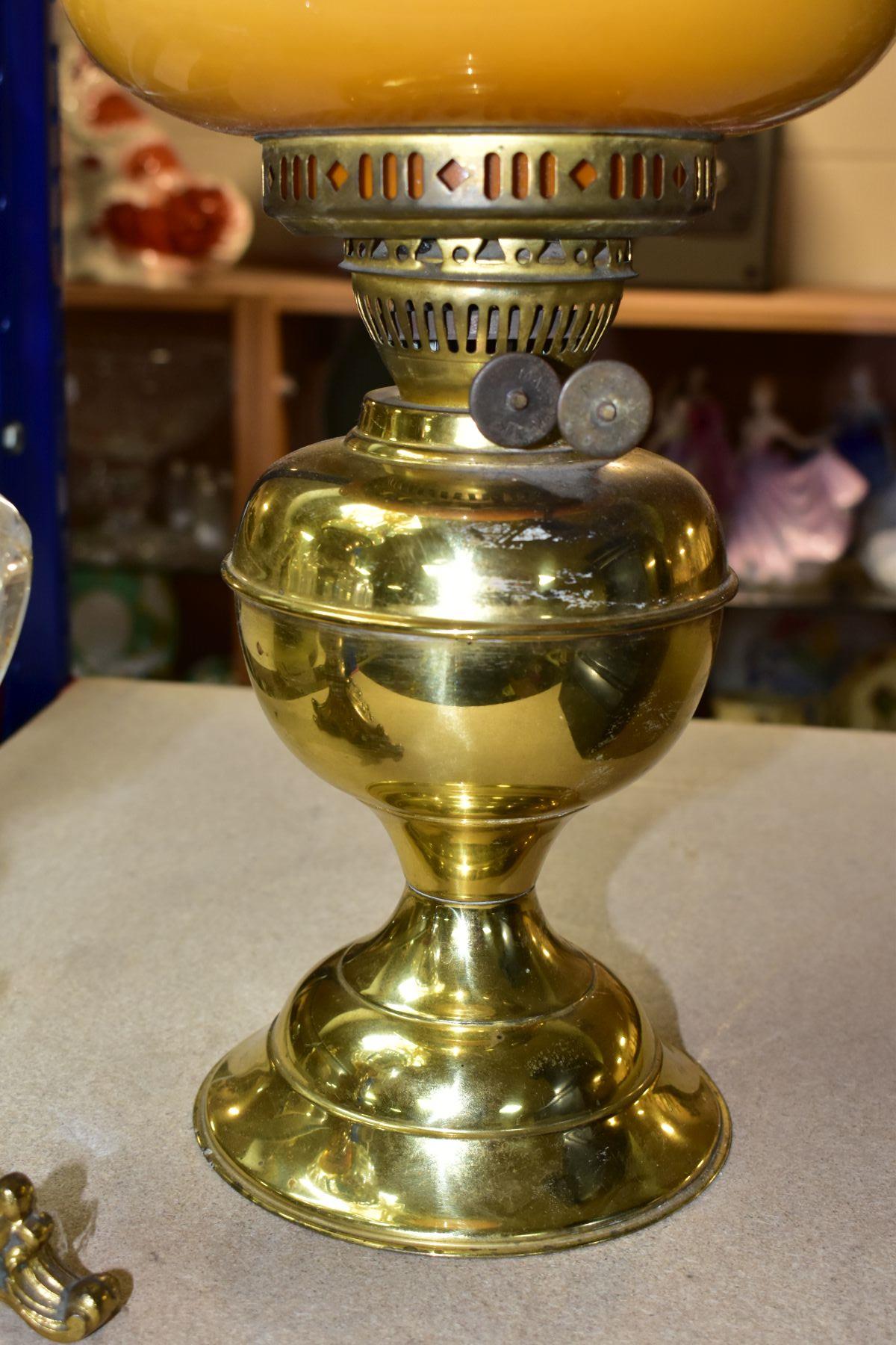 A LATE VICTORIAN GILT METAL BASED OIL LAMP, with vaseline glass shade of wavy outline, the clear - Bild 5 aus 5