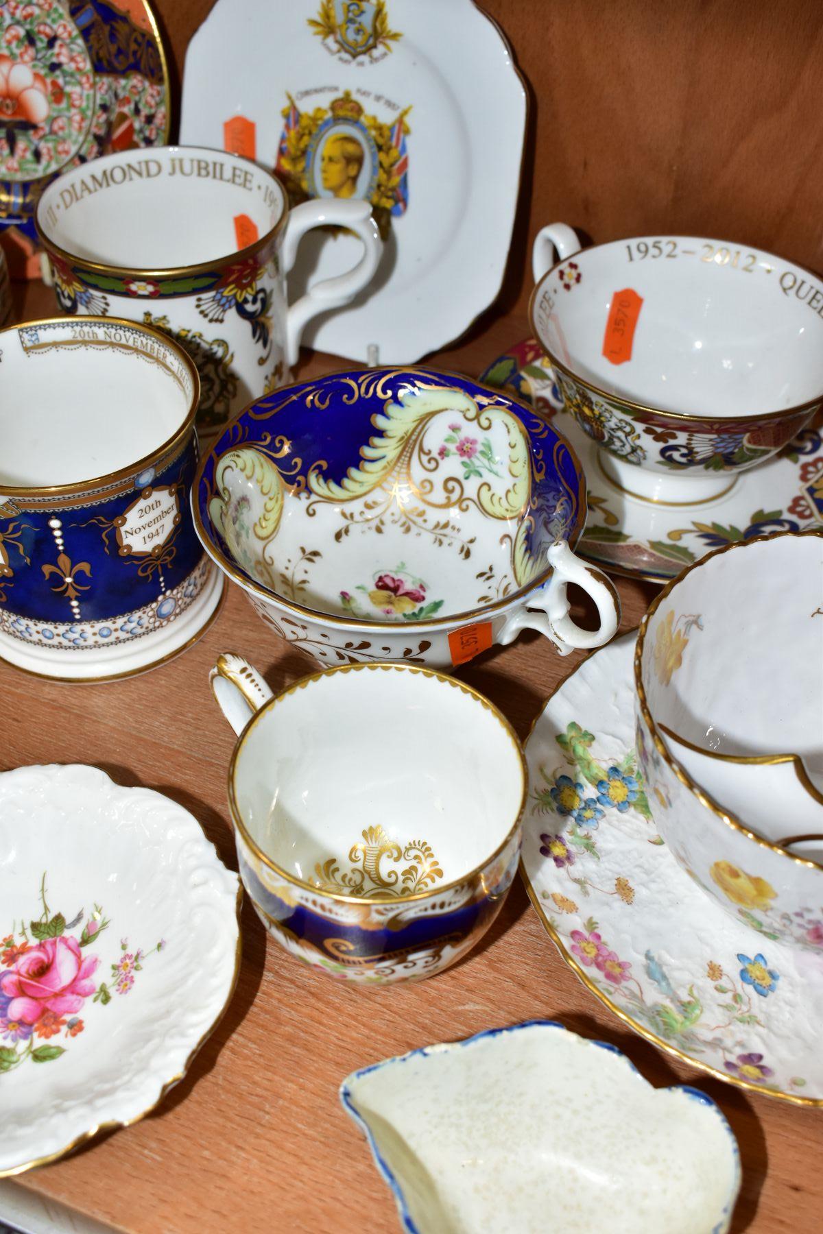 A GROUP Of 19TH AND 20TH CENTURY CERAMICS, including an early 19th century small blue and white - Bild 8 aus 15