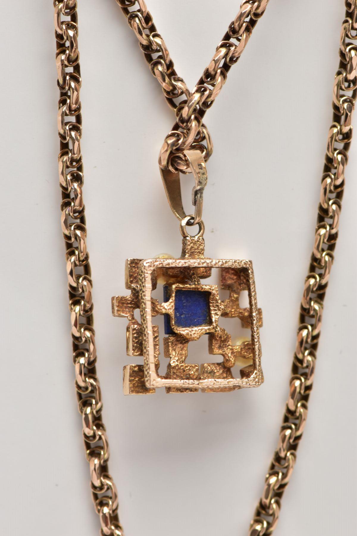 A 9CT GOLD LAPIS LAZULI AND CULTURED PEARL ABSTRACT PENDANT WITH CHAIN, the textured and polished - Bild 3 aus 3