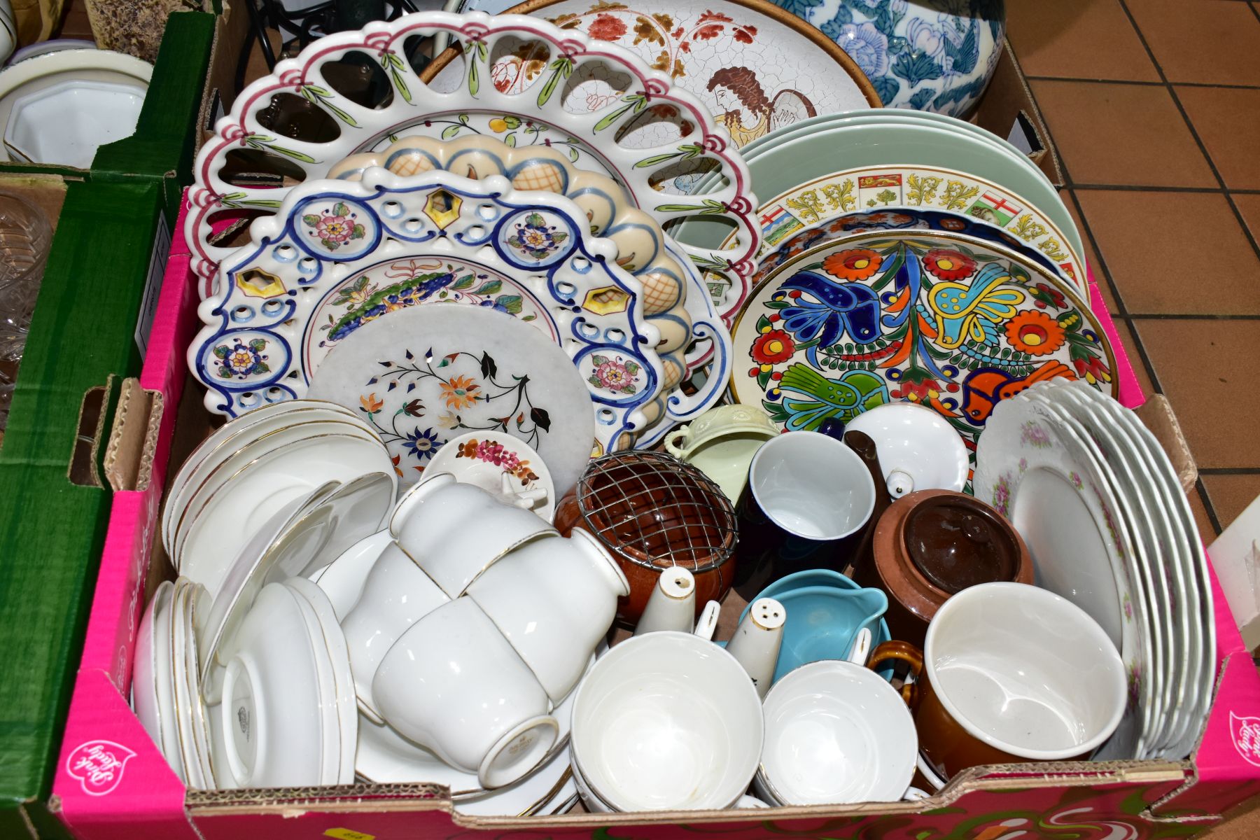 SIX BOXES OF CERAMICS, GLASS AND SUNDRY HOMEWARES, to include thirty pieces of white gilt - Bild 2 aus 7