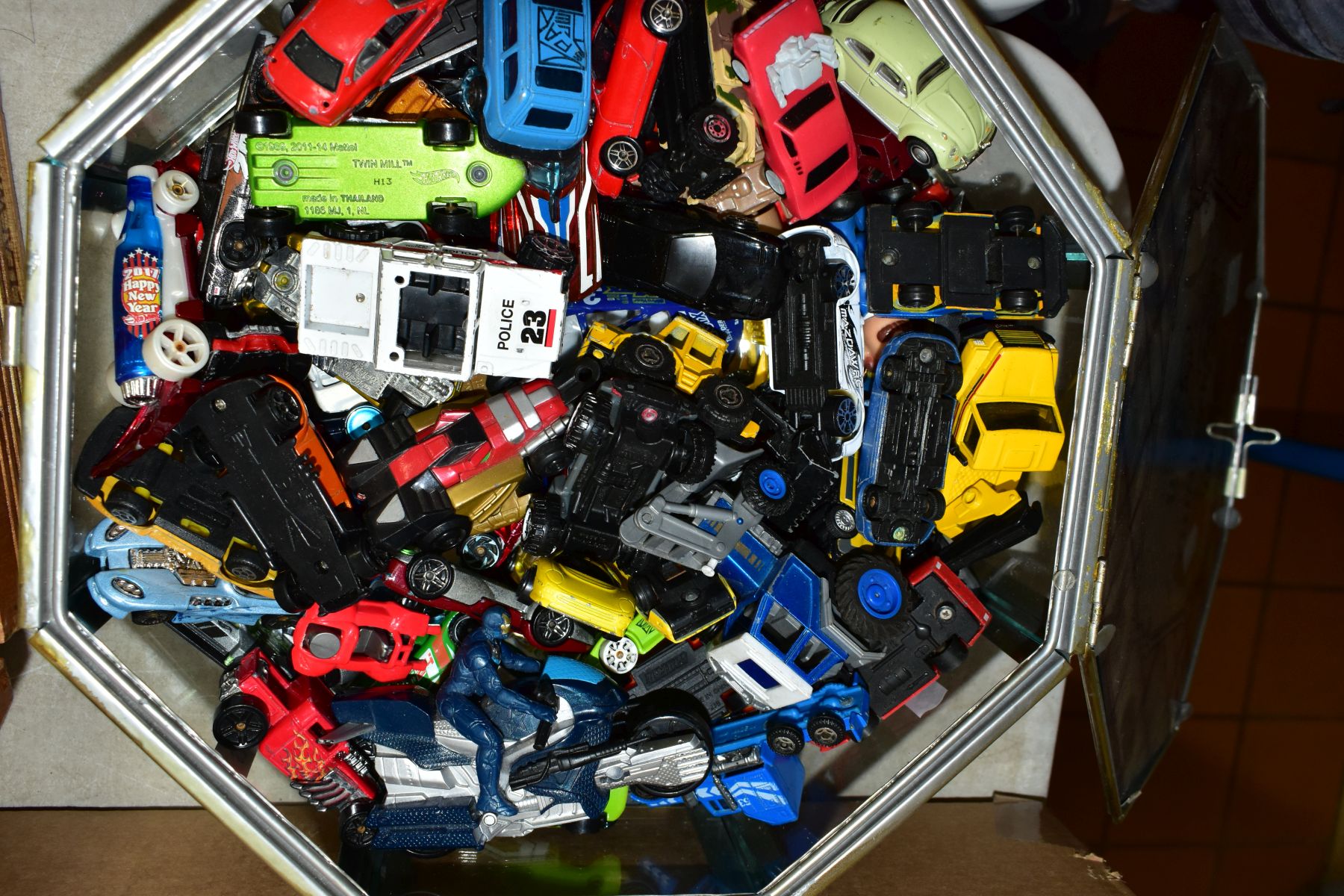A QUANTITY OF UNBOXED AND ASSORTED MODERN DIECAST VEHICLES, mainly Mattel Hot Wheels, reproduction - Bild 2 aus 2