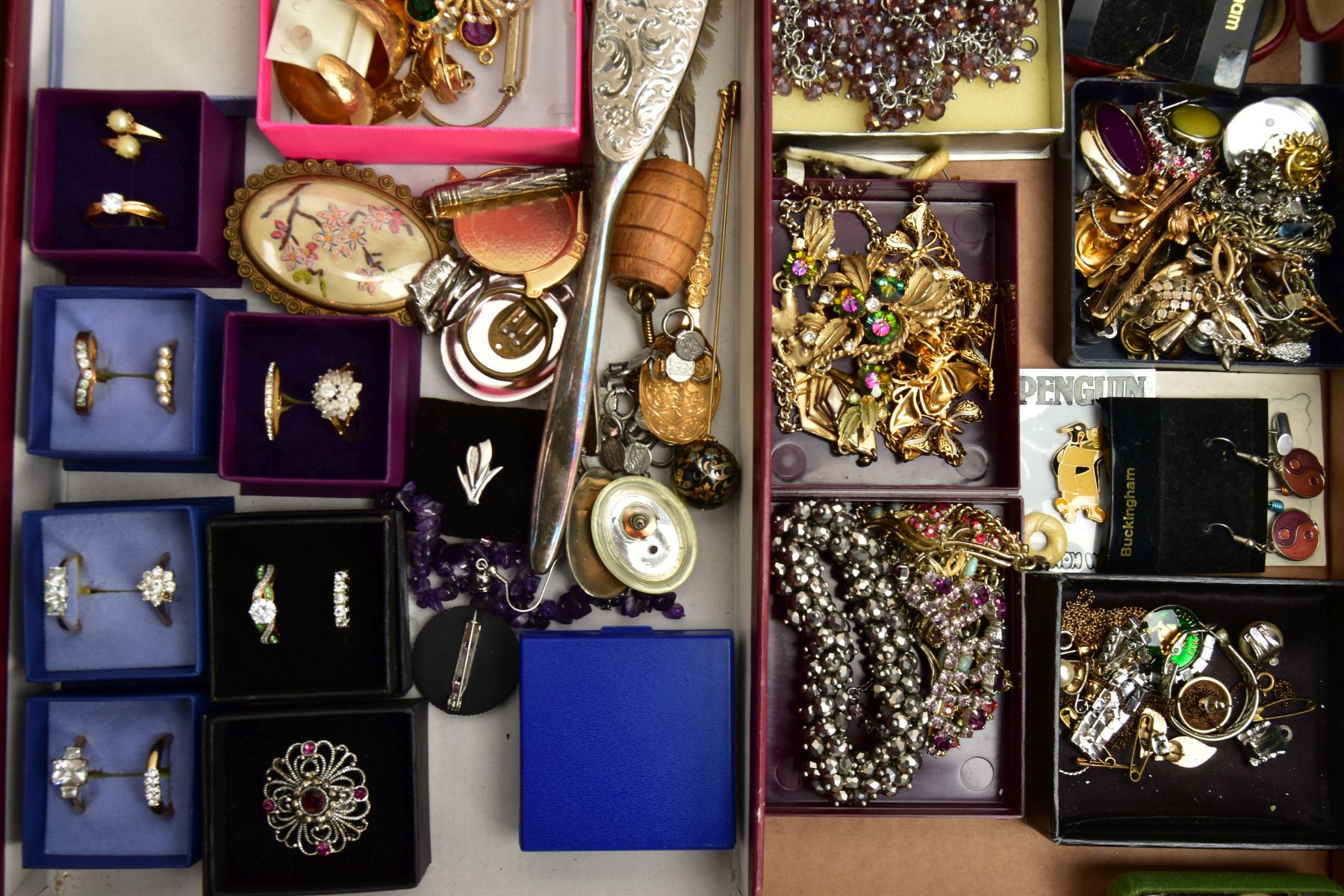 TWO BOXES OF ASSORTED COSTUME JEWELLERY, to include pieces such as yellow and white metal costume - Bild 6 aus 7