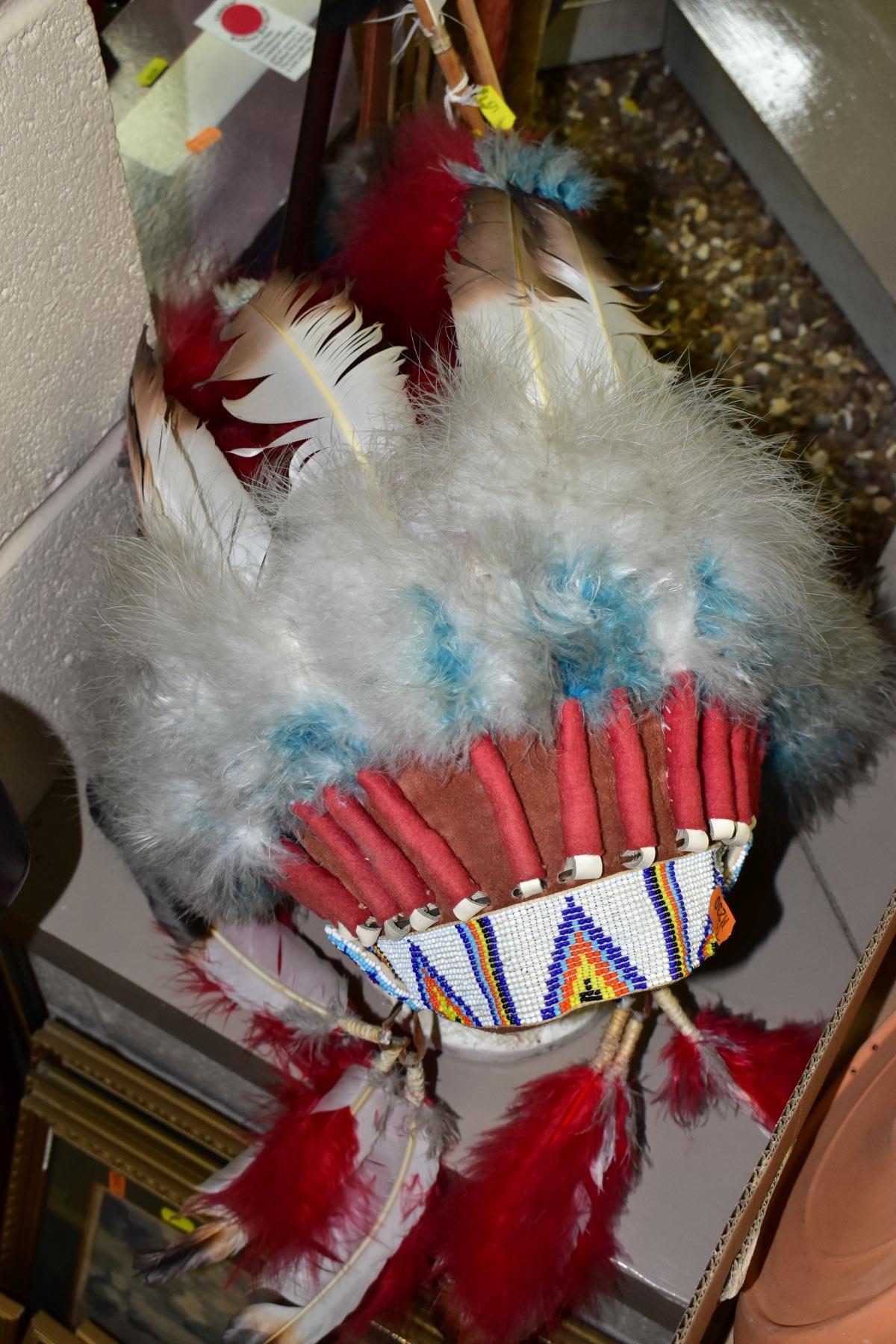 A NATIVE CANADIAN / AMERICAN STYLE HEADRESS, together with a bow and two arrows with label - Bild 2 aus 7