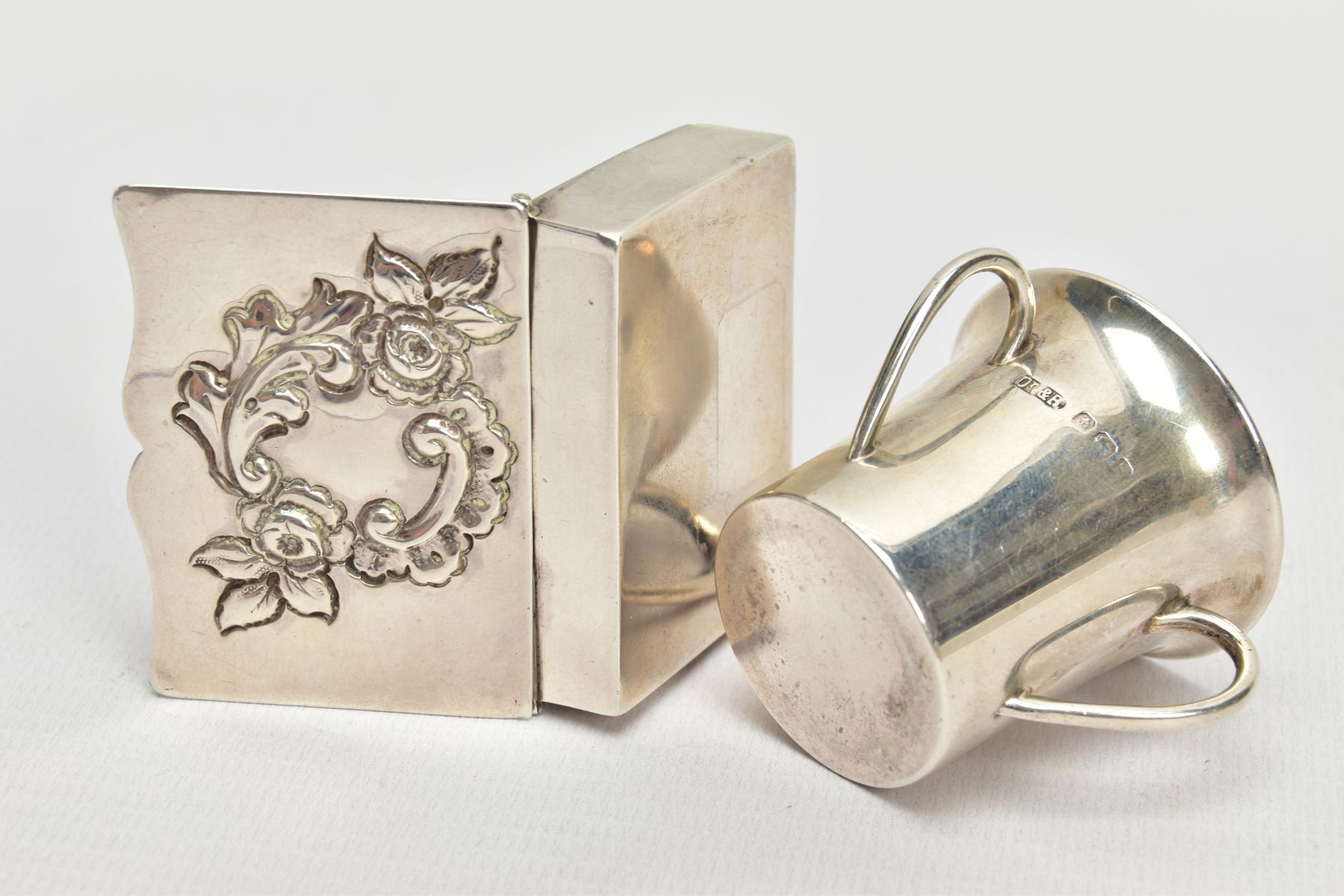 A LATE VICTORIAN SILVER SNUFF BOX AND A LATE VICTORIAN THREE HANDLED CUP, the first of rectangular- - Bild 4 aus 4