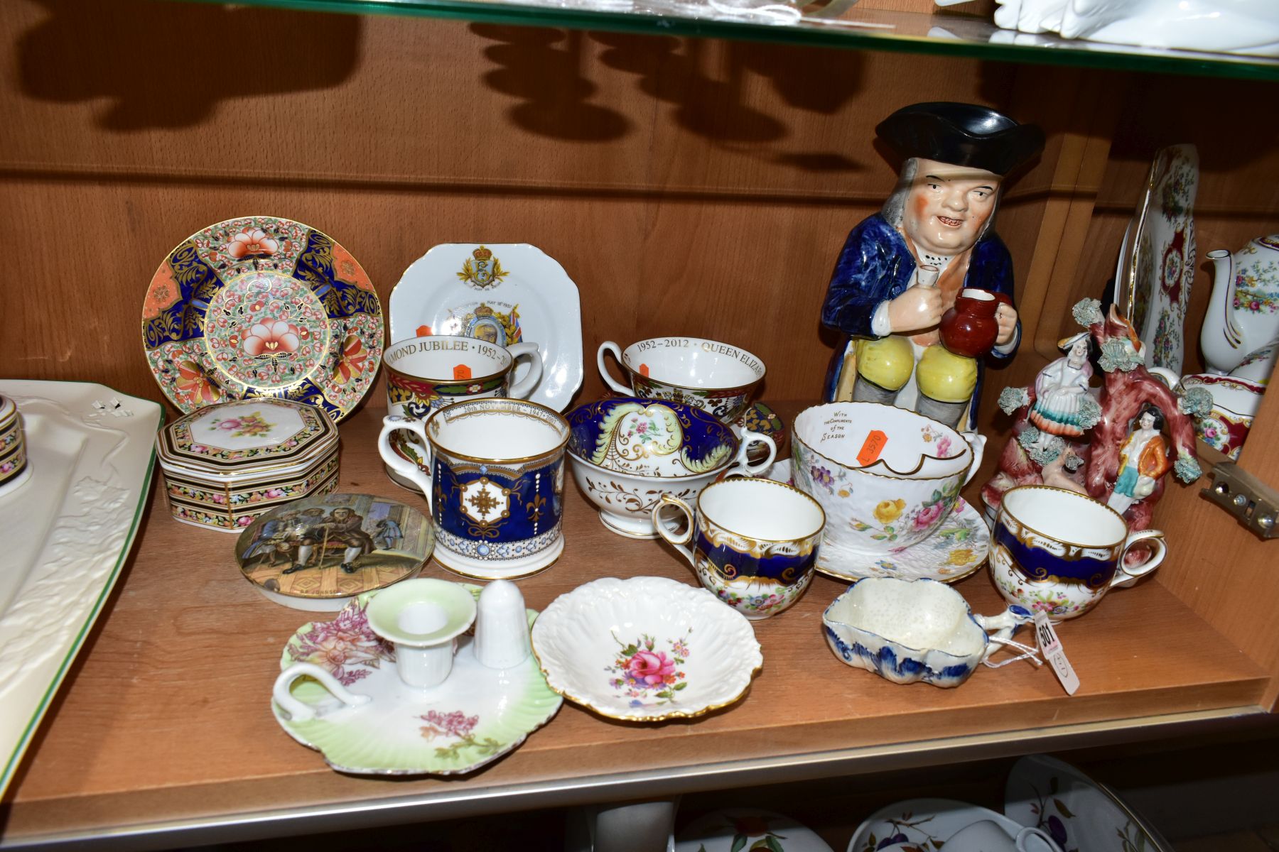 A GROUP Of 19TH AND 20TH CENTURY CERAMICS, including an early 19th century small blue and white