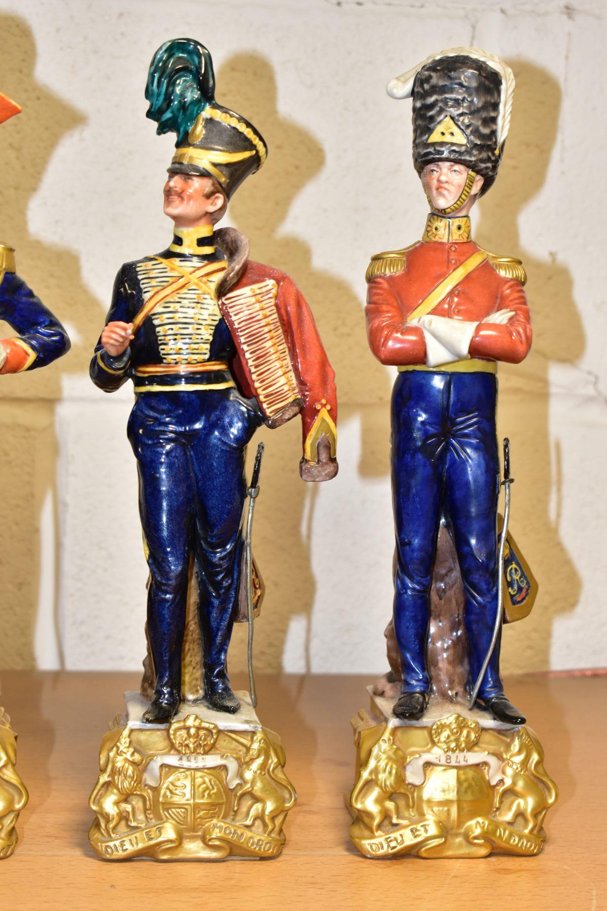 SIX CAPODIMONTE BRUNO MERLI FIGURES OF SOLDIERS IN HISTORICAL COSTUME OF 1798-1844, modelled as - Bild 2 aus 5