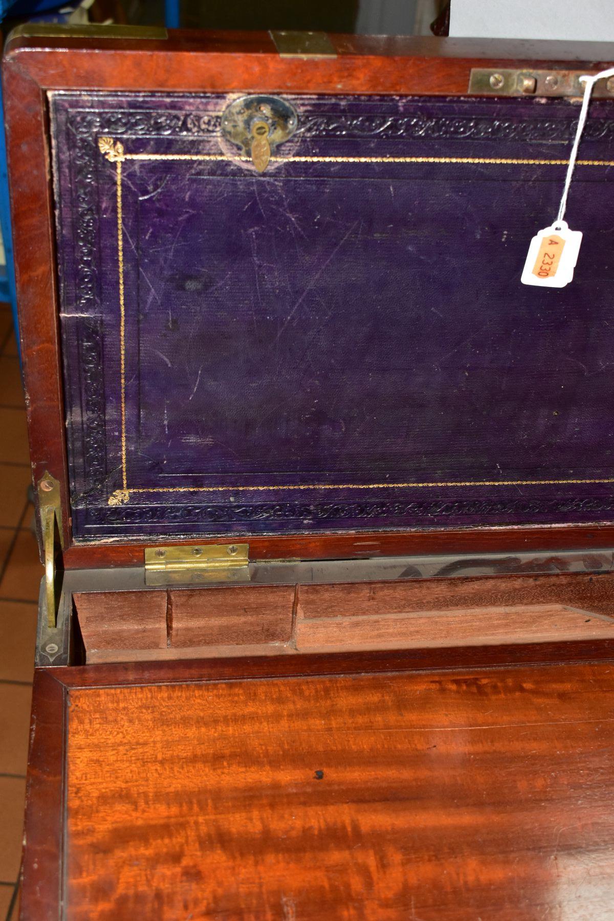 A LARGE MAHOGANY CAMPAIGN STYLE WRITING SLOPE, in need of some restoration, with brass banding, an - Bild 10 aus 11