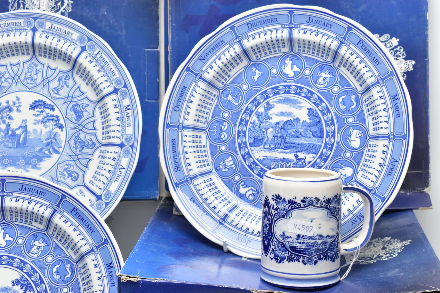 A SMALL COLLECTION OF BLUE AND WHITE WARES ETC, to include six Spode calendar plates for the years - Bild 3 aus 17