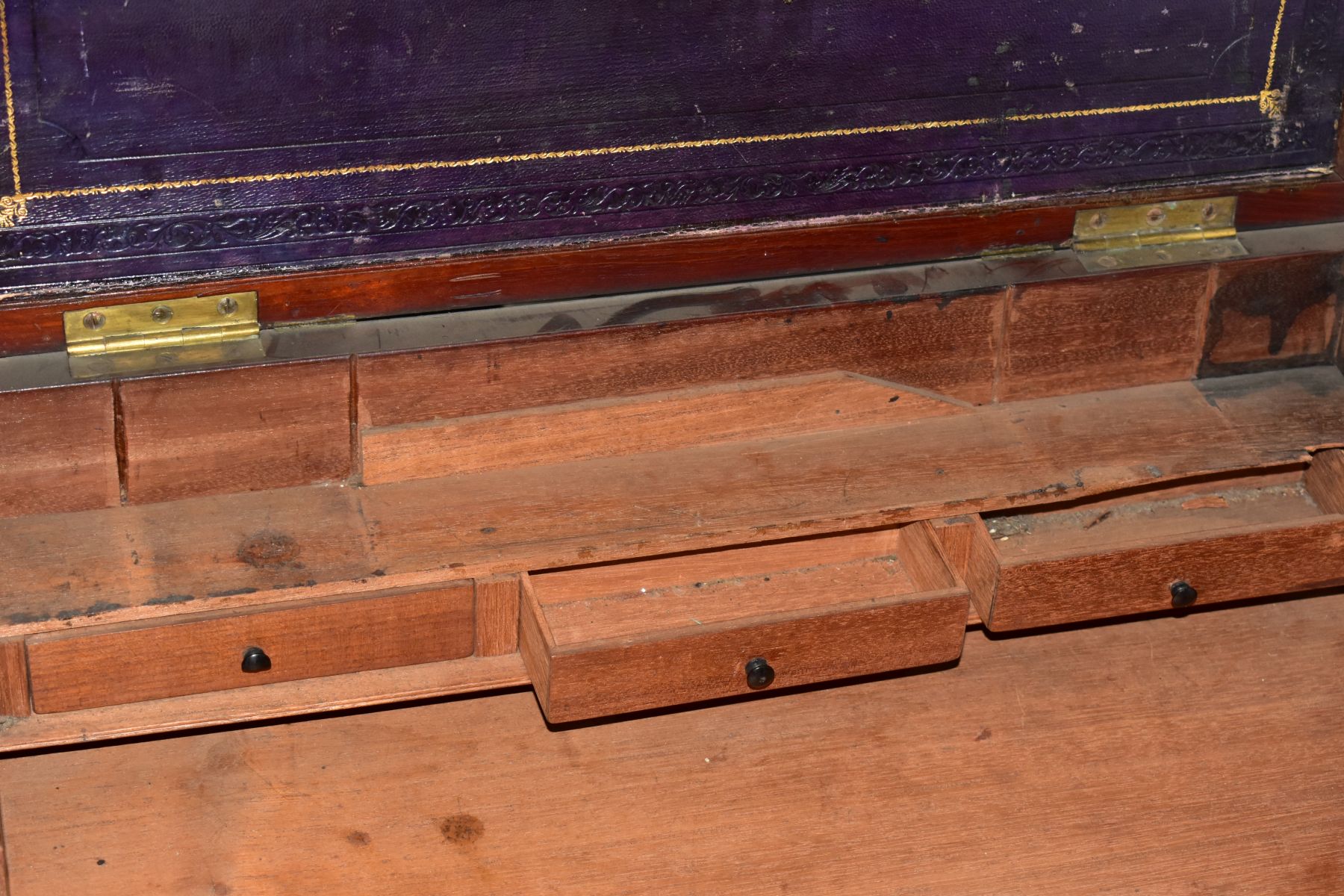 A LARGE MAHOGANY CAMPAIGN STYLE WRITING SLOPE, in need of some restoration, with brass banding, an - Bild 9 aus 11