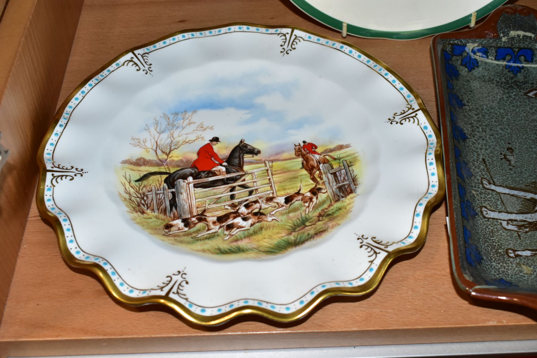 FOUR HUNTING THEMED PLATES, comprising a pair of Royal Crown Derby cabinet plates with printed and - Bild 3 aus 6