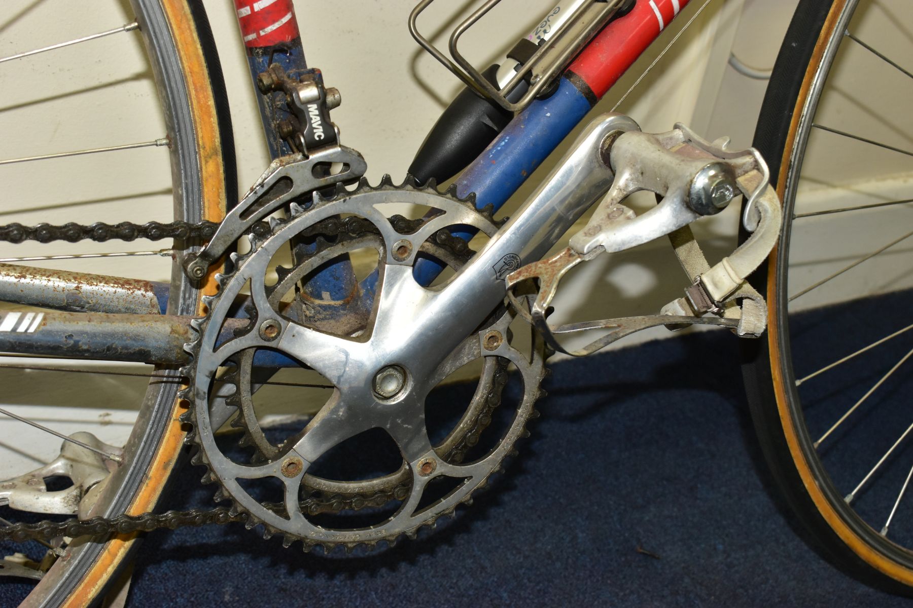 A VINTAGE ROSSIN RACING BICYCLE CIRCA 1980s, fitted with a Campagnolo front crank set and chain - Bild 6 aus 14