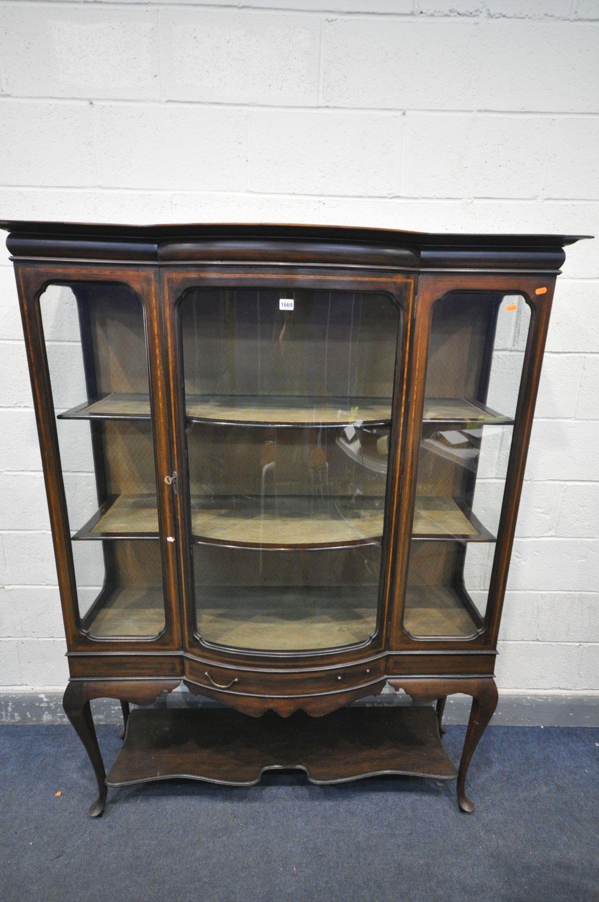 AN EDWARDIAN MAHOGANY AND INLAID SINGLE DOOR DISPLAY CABINET, with two shelves. a single drawer, - Bild 2 aus 7