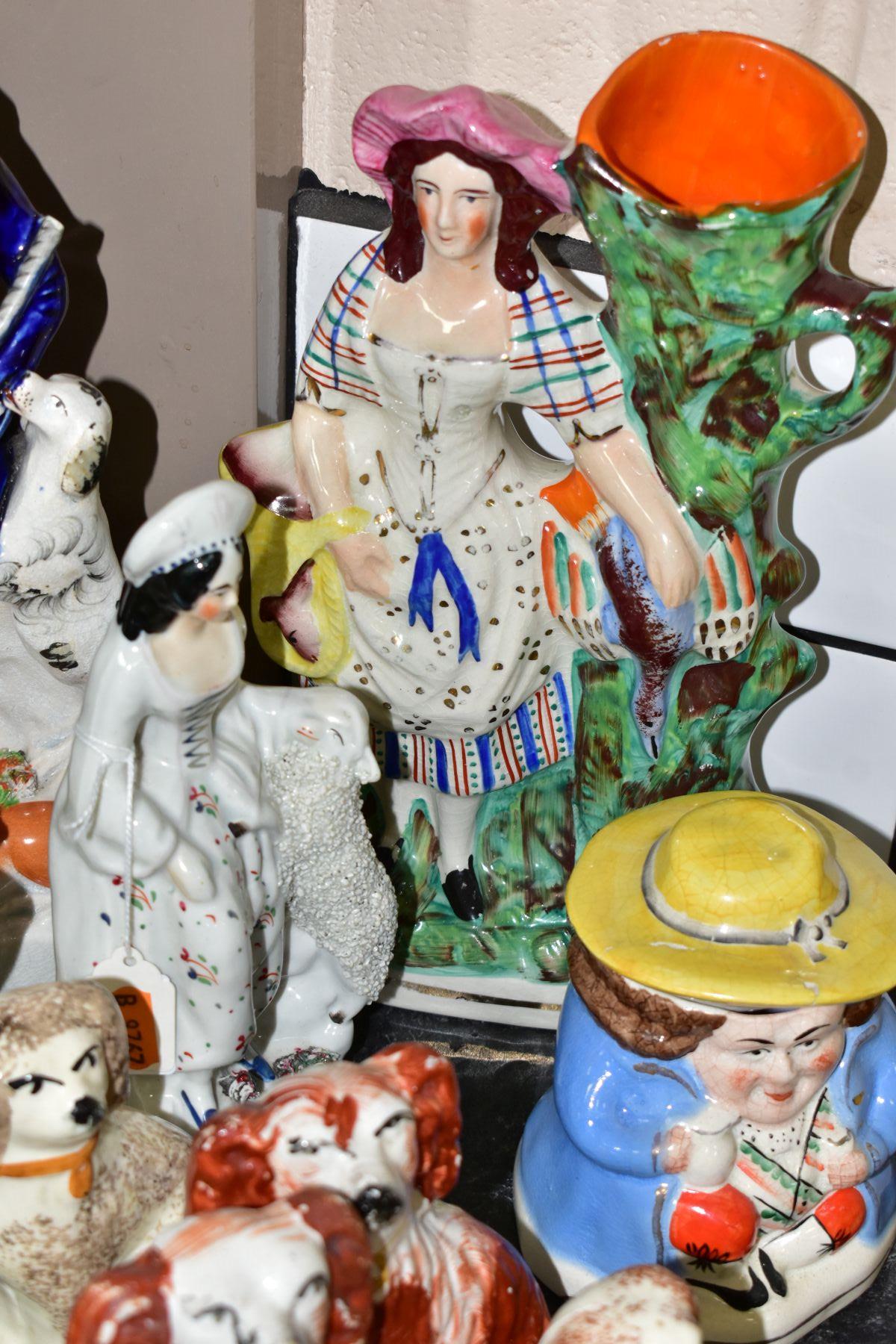 A GROUP OF STAFFORDSHIRE/STAFFORDSHIRE STYLE FLATBACK FIGURES AND SPANIELS, to include a spill - Bild 5 aus 5