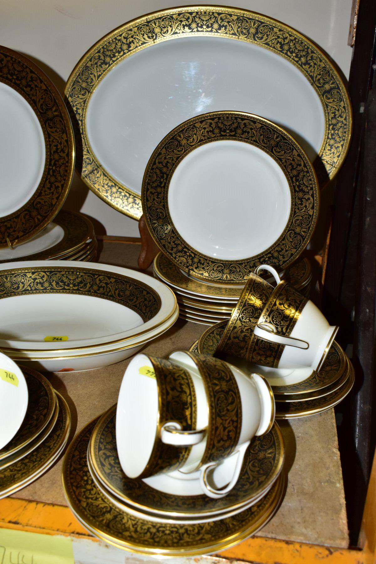 A MINTON 'GRANDEE' FORTY THREE PIECE DINNER SET INCLUDING eight of each dinner plates, side - Bild 3 aus 4