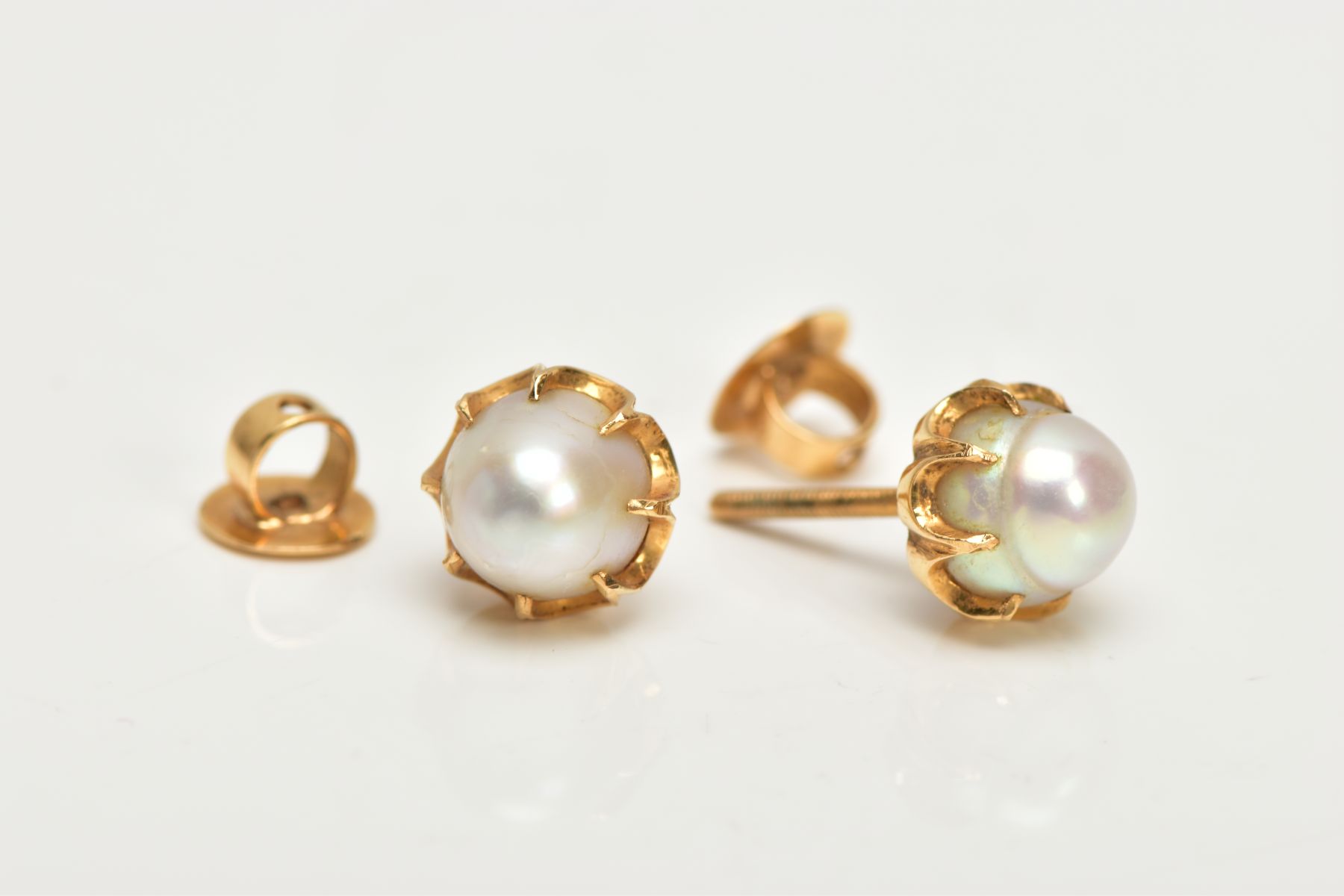 A PAIR OF YELLOW METAL CULTURED PEARL EARRINGS, each ear stud set with a cultured pearl, measuring - Bild 2 aus 3