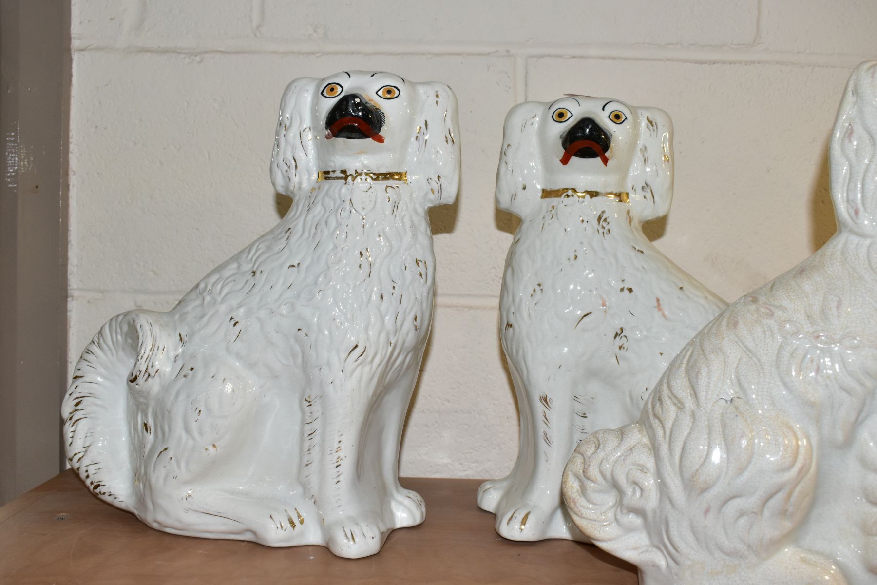 SIX STAFFORDSHIRE SPANIELS, white glazed with gilt details, comprising two pairs approximate heights - Bild 5 aus 5