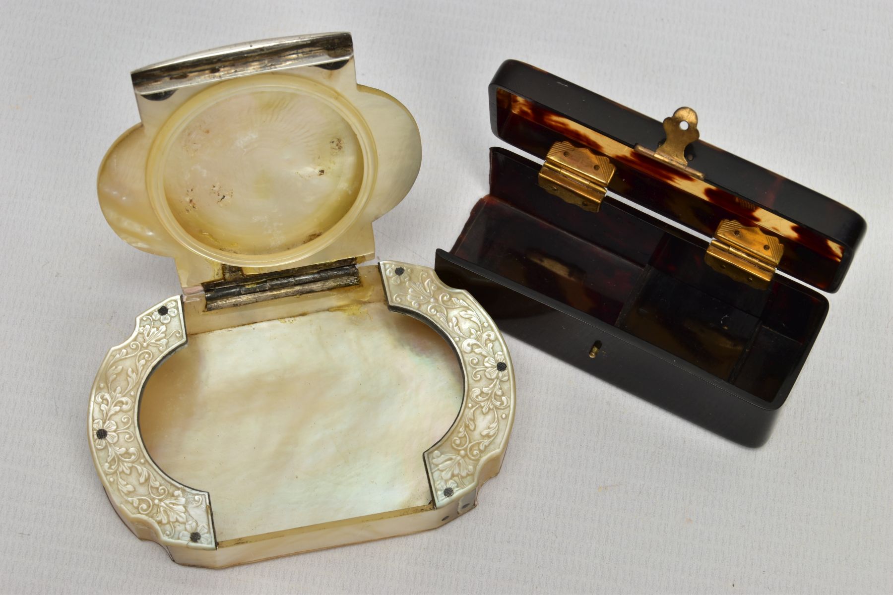 TWO GEORGIAN SNUFF BOXES (both AF), to include a mother of pearl snuff box the lid carved to - Bild 3 aus 4