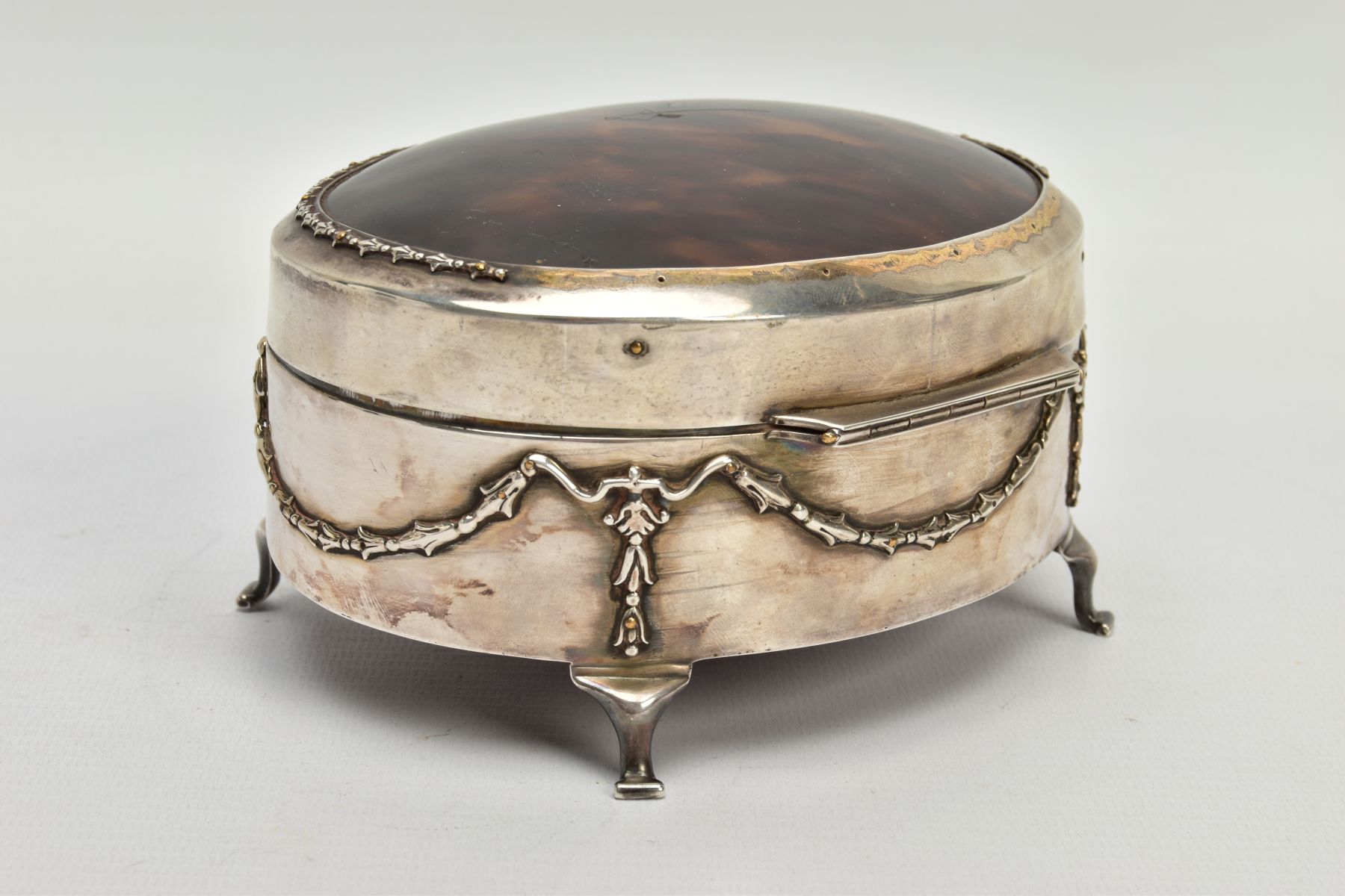 AN EARLY 20TH CENTURY SILVER AND TORTOISESHELL HINGED BOX, the oval trinket box with embossed - Bild 4 aus 8