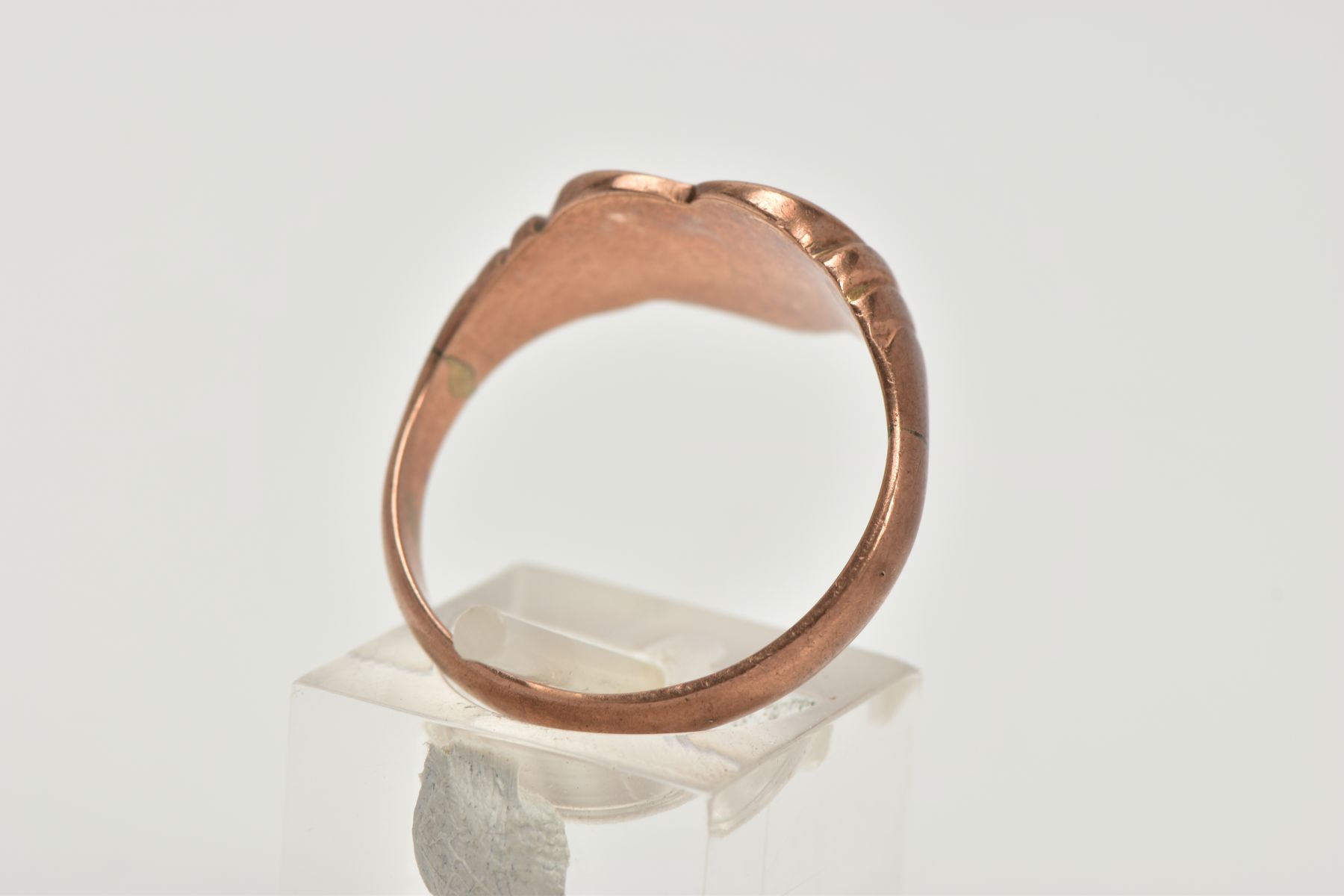 A 9CT ROSE GOLD SIGNET RING, in the form of a heart with engraved initials, textured shoulders - Bild 3 aus 4