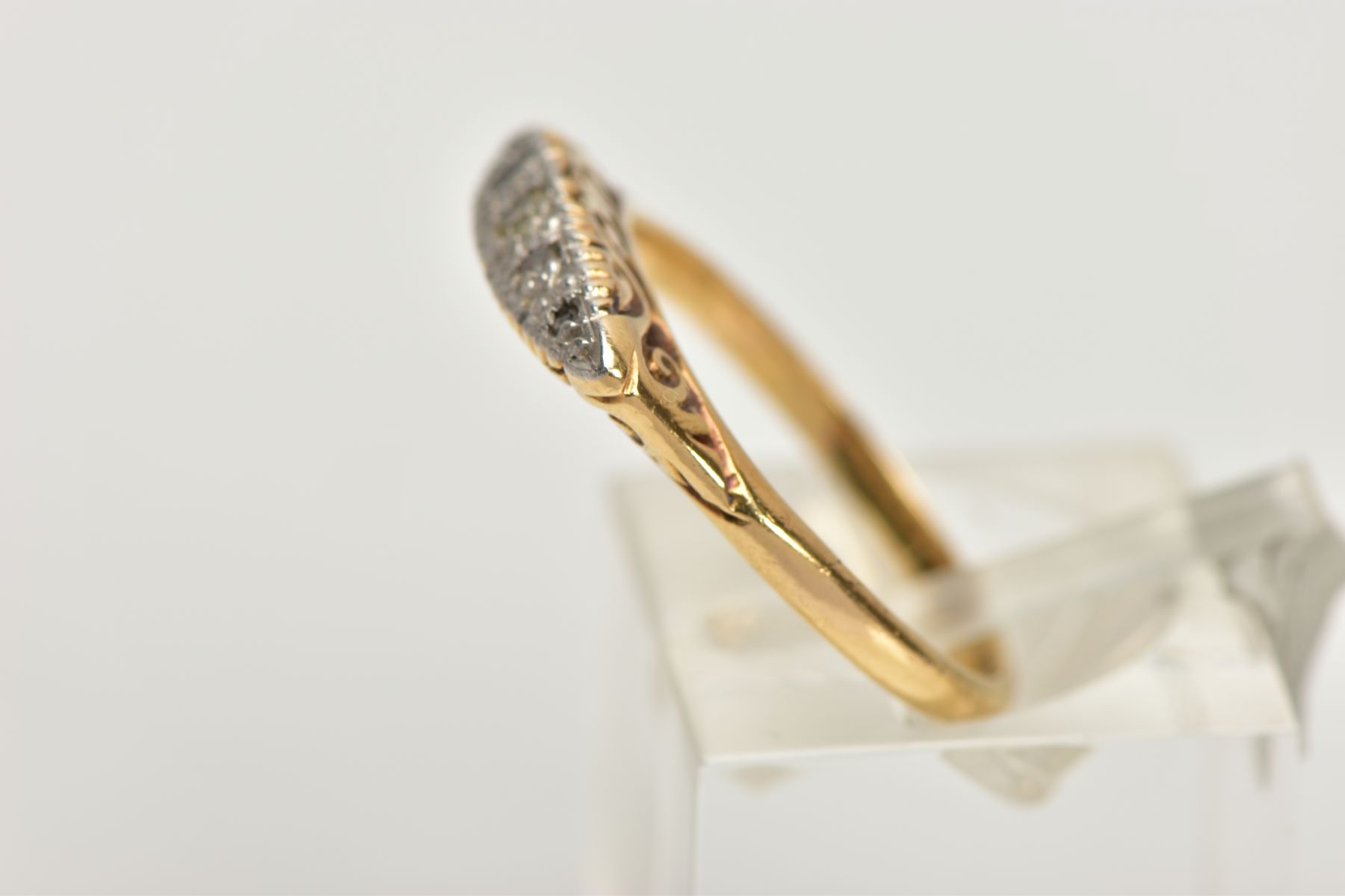 AN EARLY 20TH CENTURY DIAMOND BOAT RING, centring on a single cut diamond, flanked with rose cut - Bild 2 aus 4