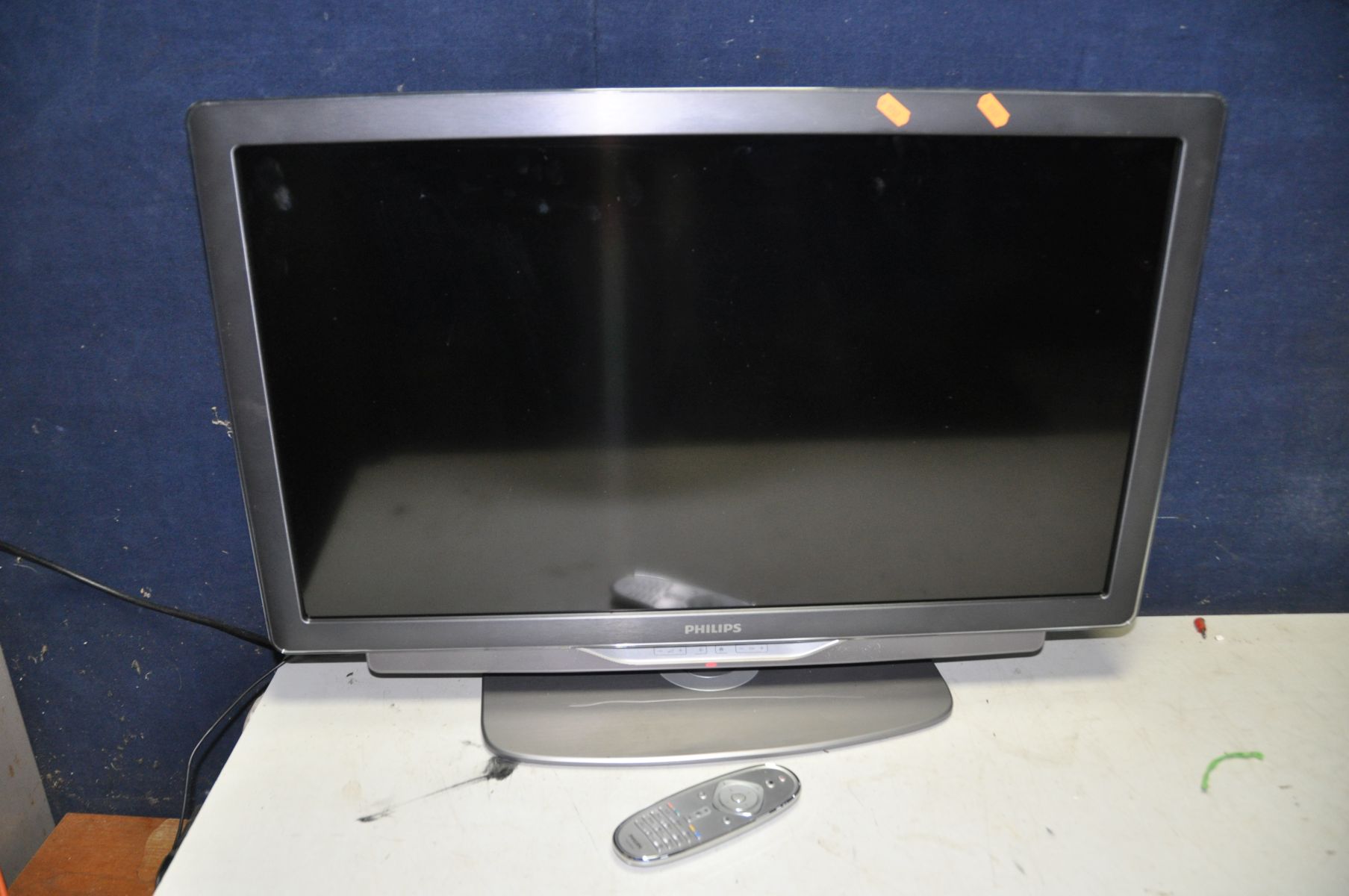 A PHILIPS 32PFL9705H 32in tv with remote (tv working but not tuning in) (PAT pass and working) - Bild 3 aus 3