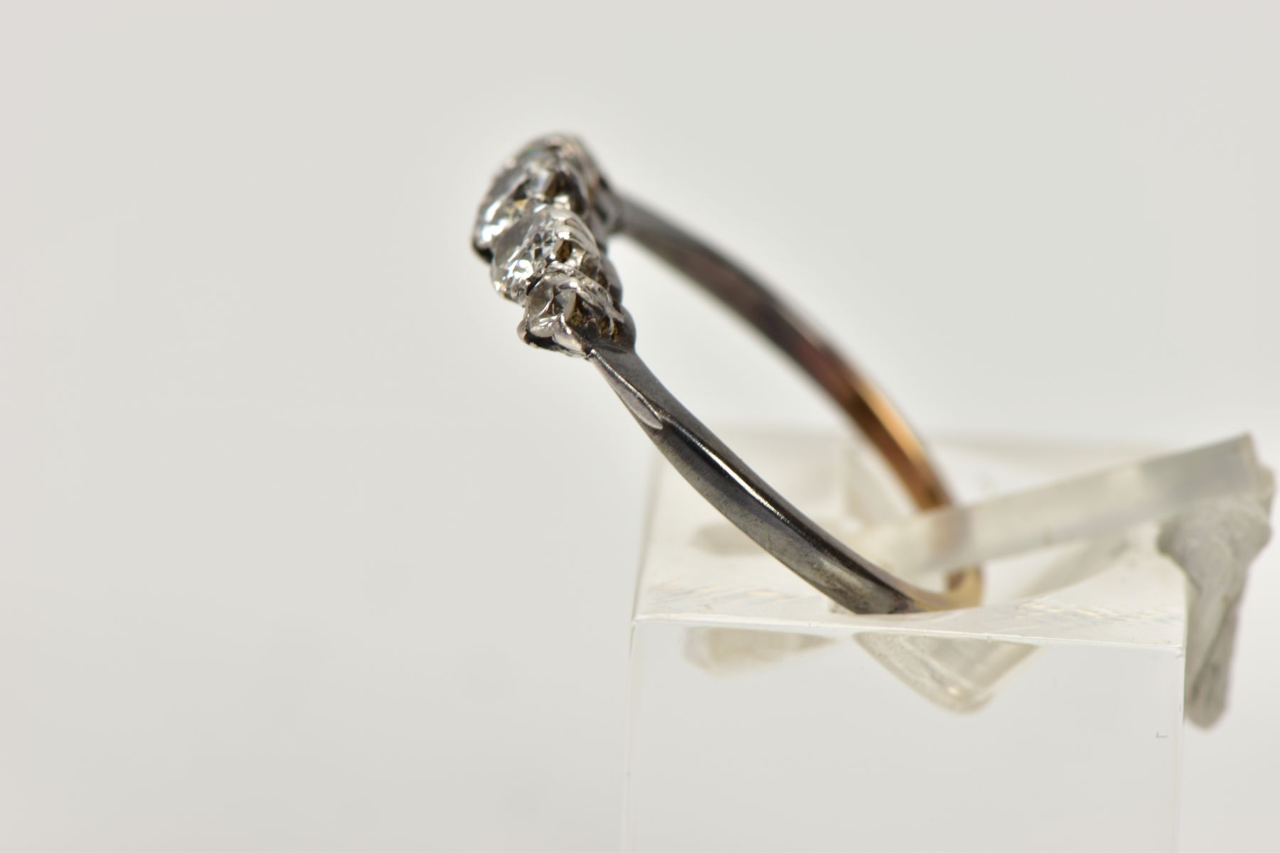 A DIAMOND FIVE STONE RING, set with graduating early brilliant cut diamonds, claw set, to the - Bild 2 aus 4
