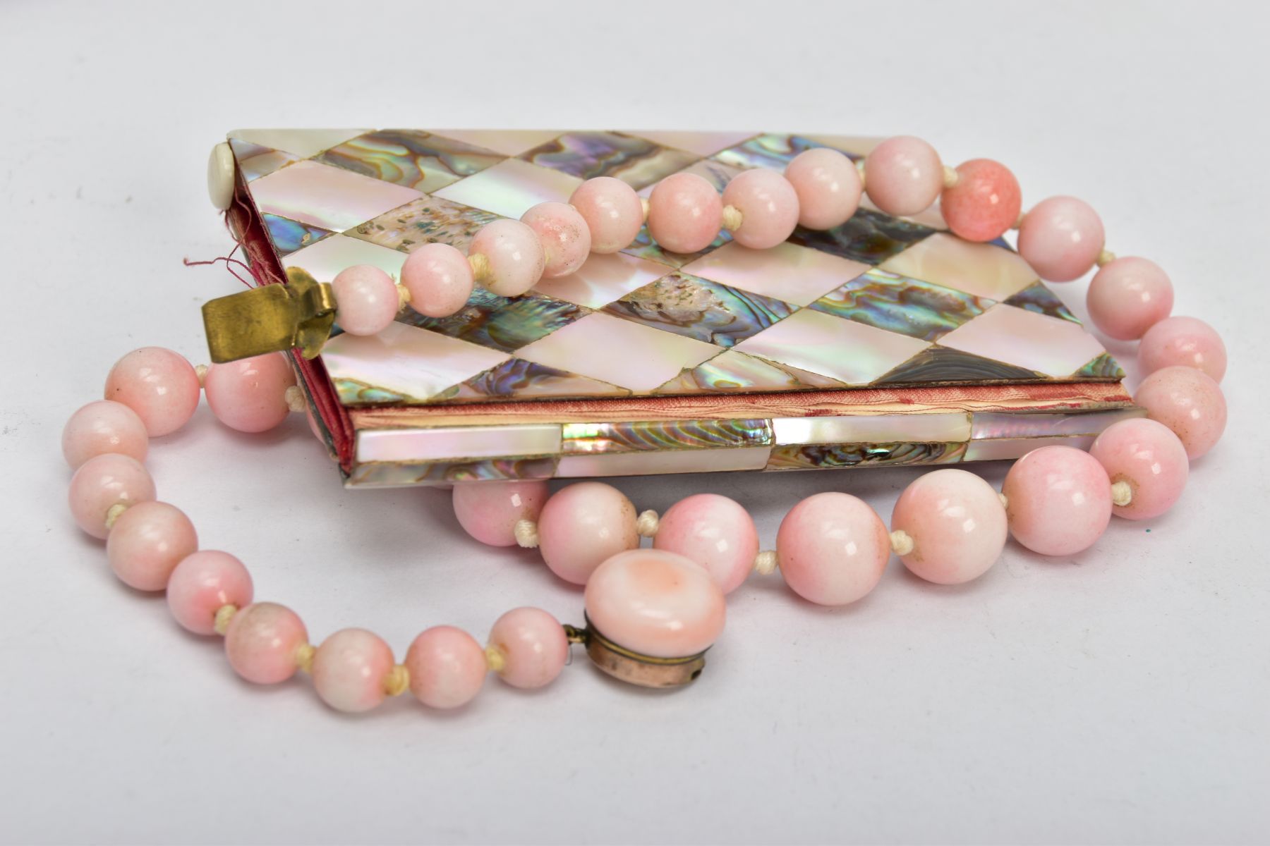 A CERAMIC BEAD NECKLACE AND AN AIDE MEMOIRE, a graduated pink glazed ceramic bead necklace, fitted - Bild 4 aus 5