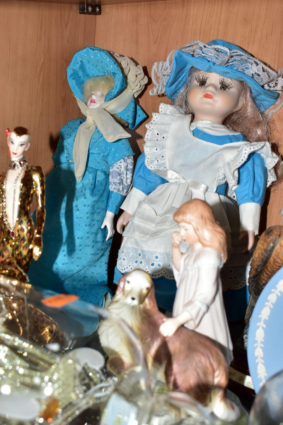 A GROUP OF CERAMICS, ORNAMENTS AND COLLECTORS DOLLS, to include a Lladro Lamplighter figurine, no - Bild 5 aus 8