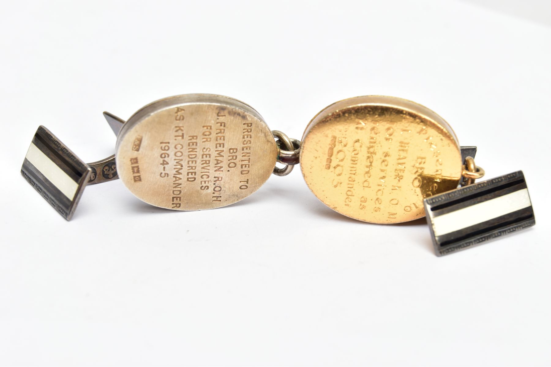 A PAIR OF ENAMELLED CUFFLINKS AND TWO SILVER ENAMELLED MASONIC PENDANTS, the cufflinks with black - Bild 2 aus 3