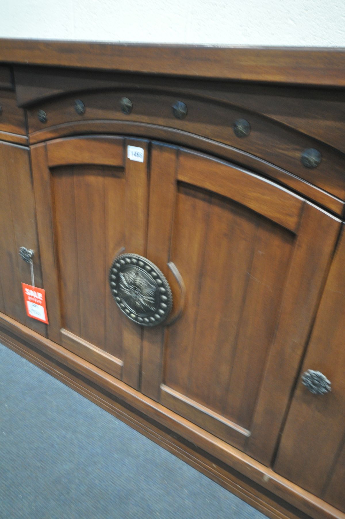 A HEAVY CHERRYWOOD SIDEBOARD, with drawers, and cupboard doors, with a separate mirror top, width - Bild 3 aus 4