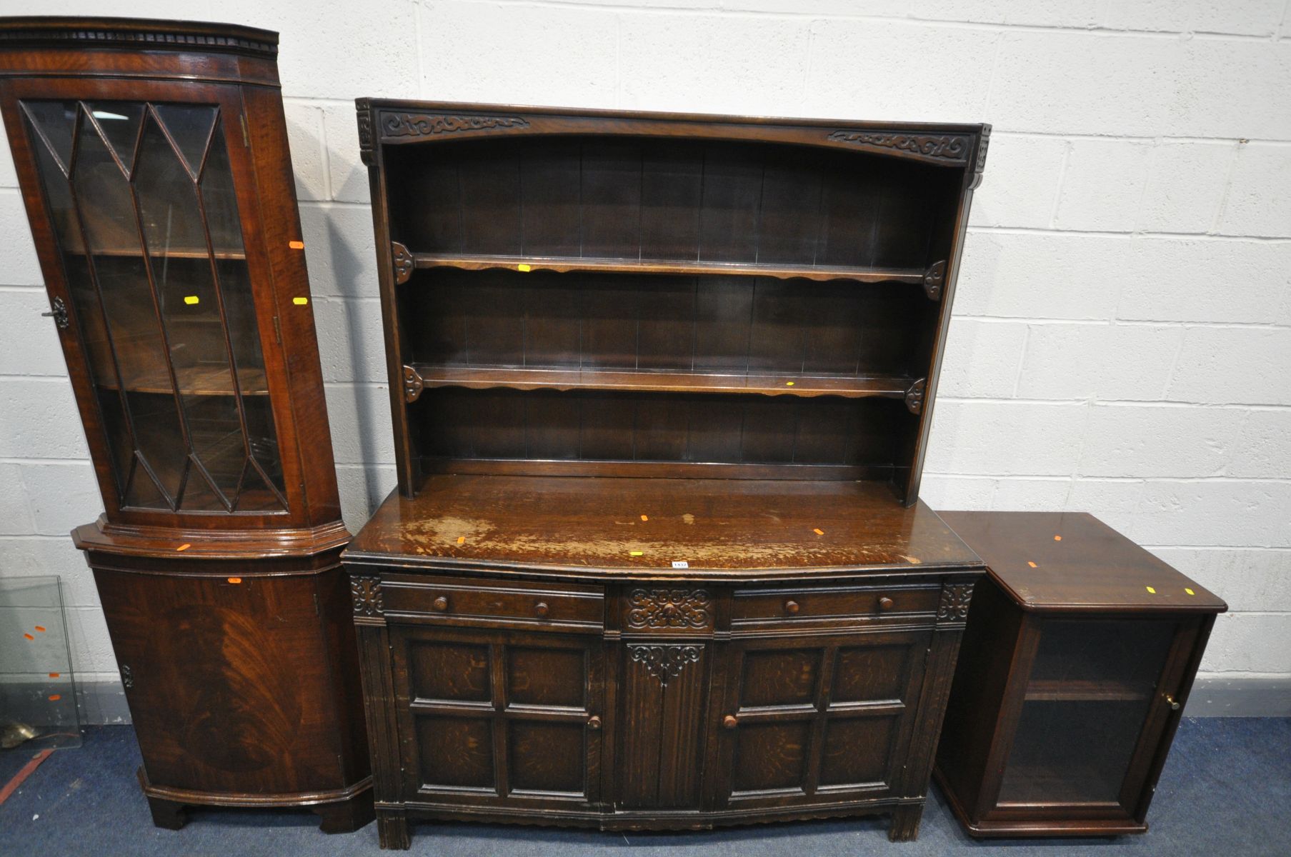 A 20TH CENTURY OAK DRESSER, the top with two tier plate rack, the base with three drawers and two - Bild 4 aus 6