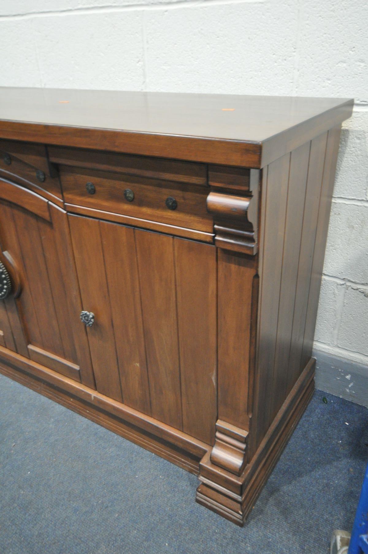 A HEAVY CHERRYWOOD SIDEBOARD, with drawers, and cupboard doors, with a separate mirror top, width - Bild 2 aus 4