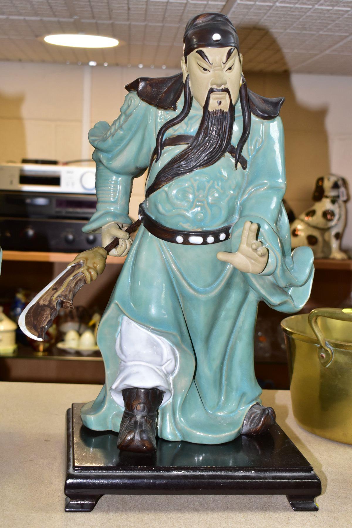 A PAIR OF MODERN JAPANESE POTTERY FIGURES OF SAMURAI WARRIORS, posed holding bladed staff which is - Bild 3 aus 10
