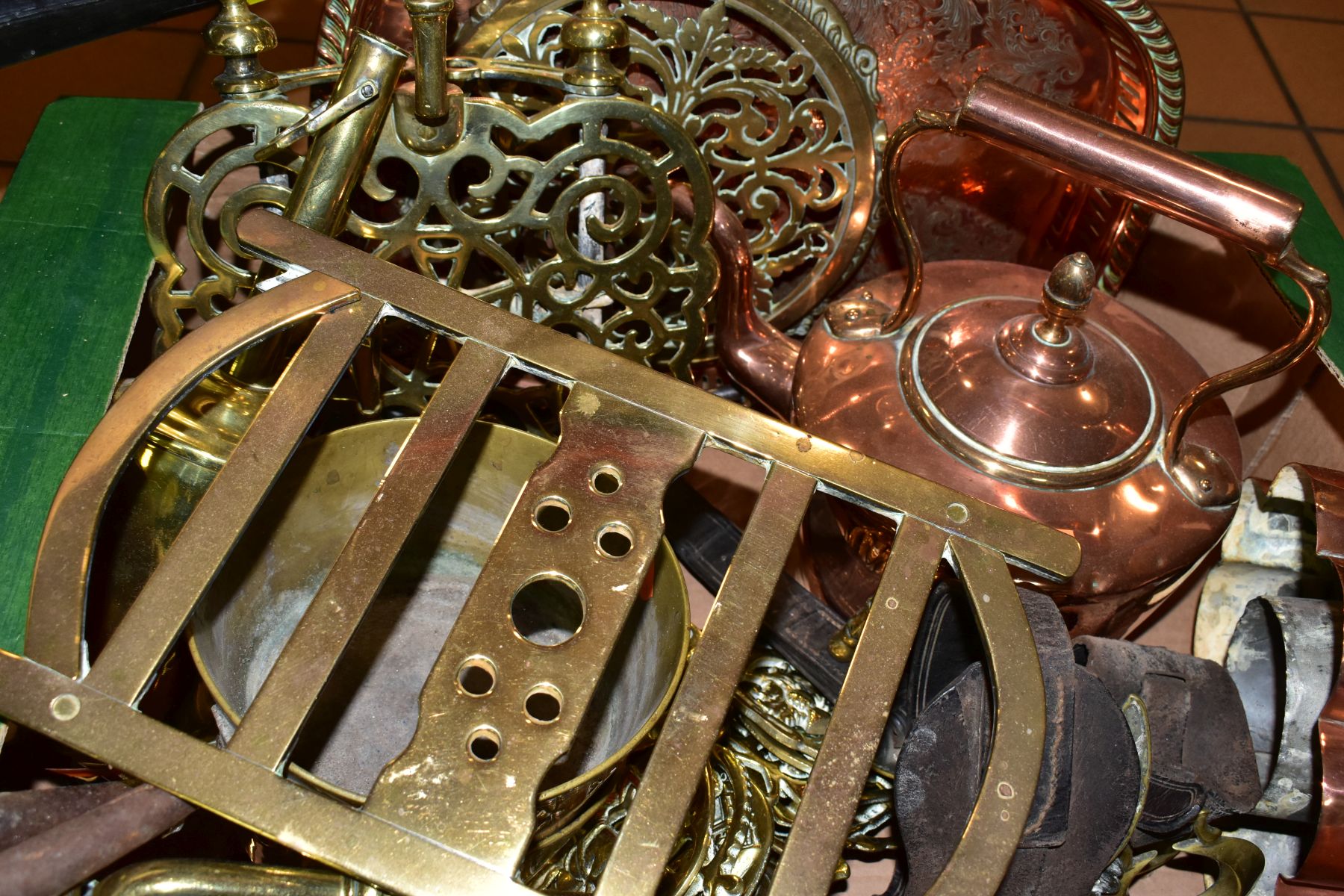 TWO BOXES OF METALWARES, to include brass trivets, horse brasses, a copper ring mould, brass - Bild 4 aus 5